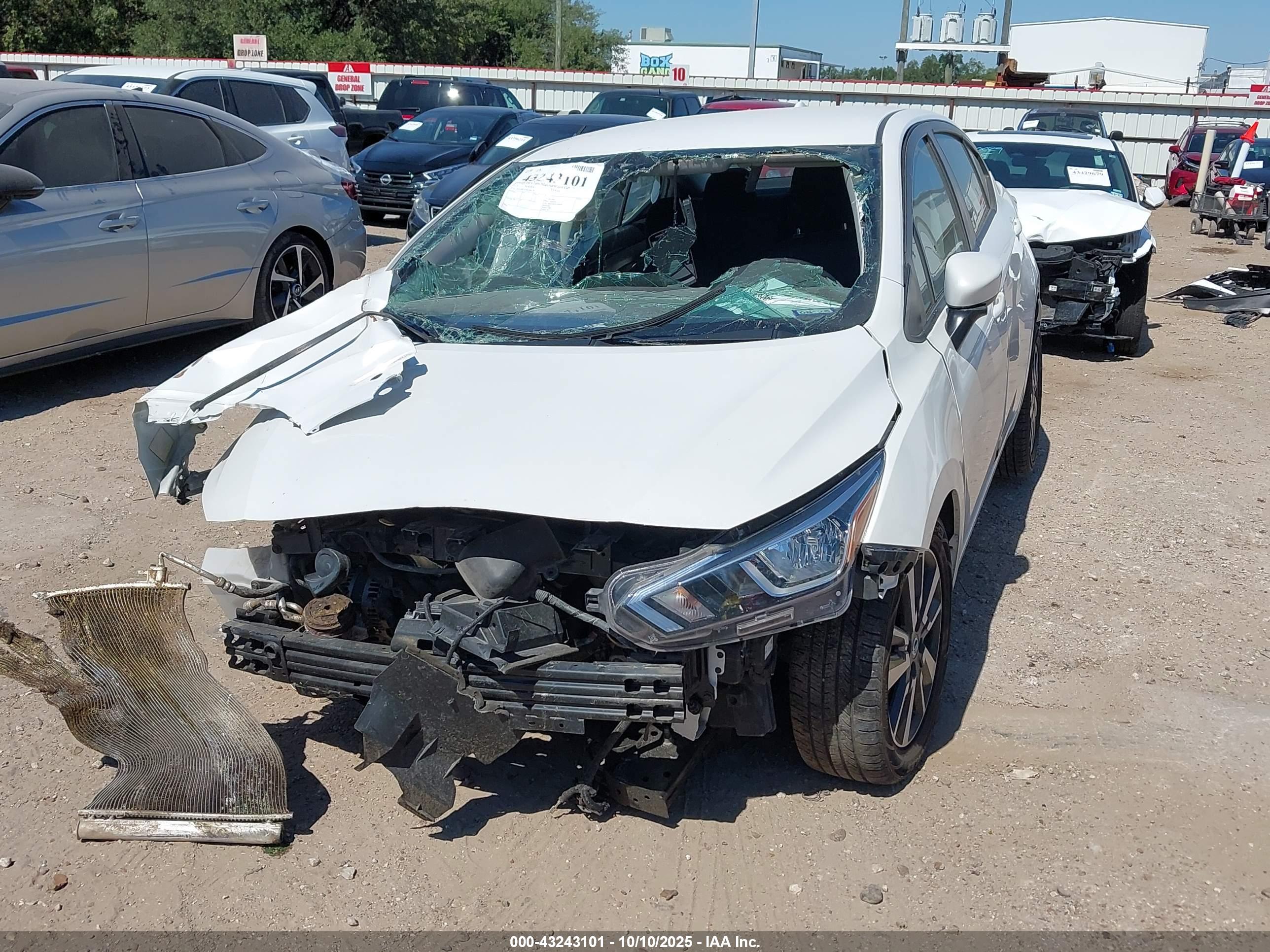 NISSAN VERSA image 6