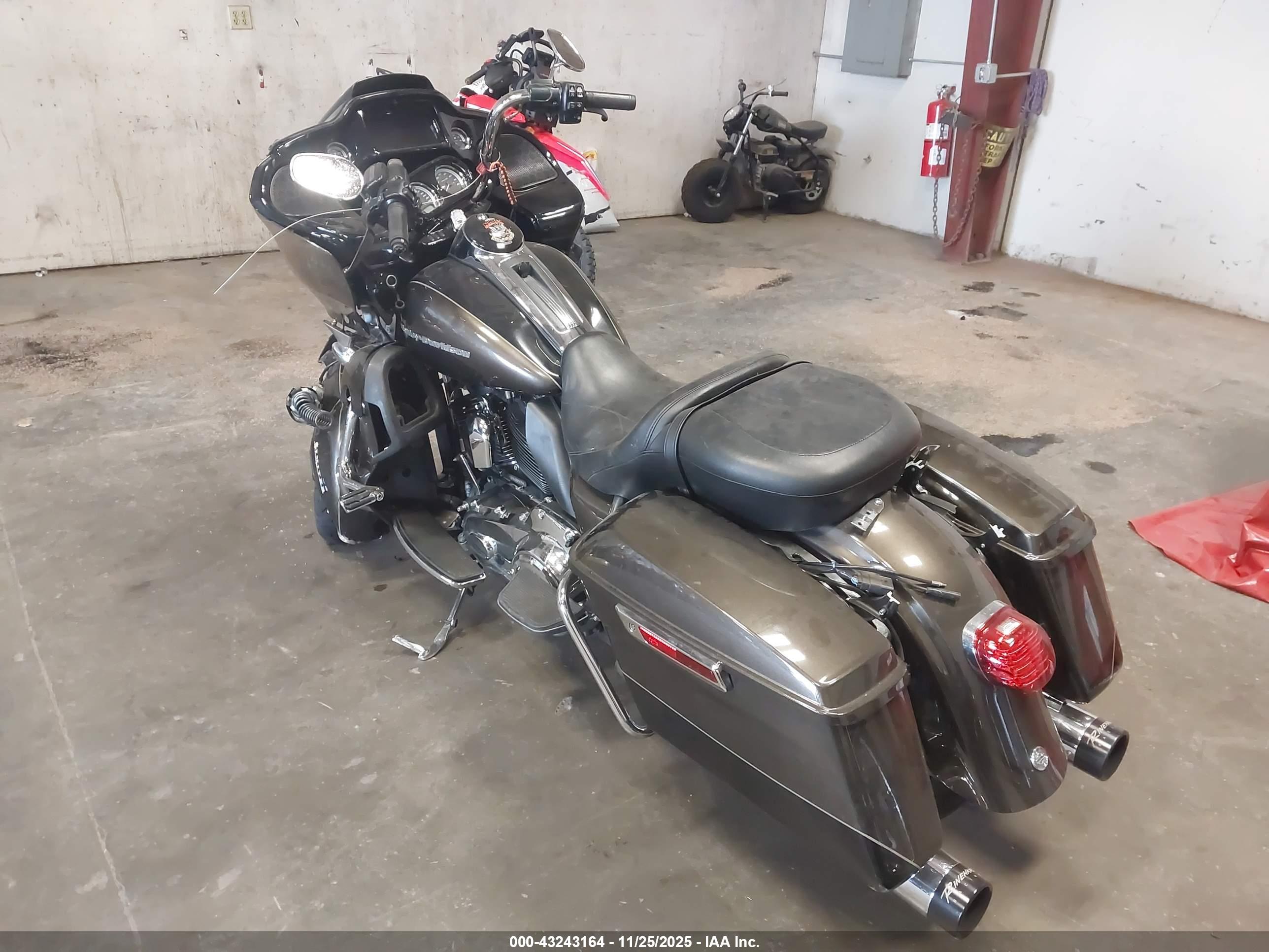 HARLEY-DAVIDSON FLTRK image 3