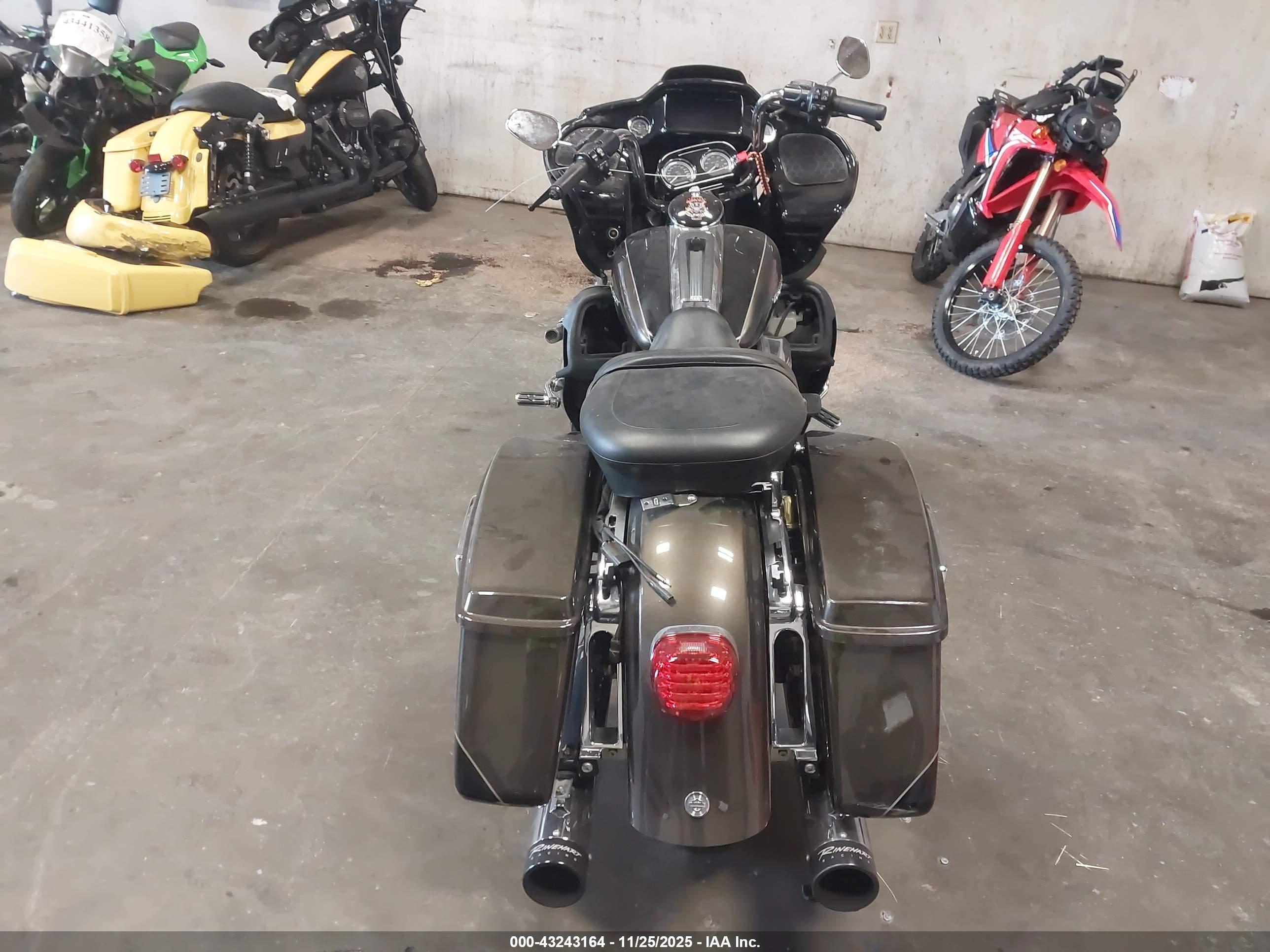 HARLEY-DAVIDSON FLTRK image 6