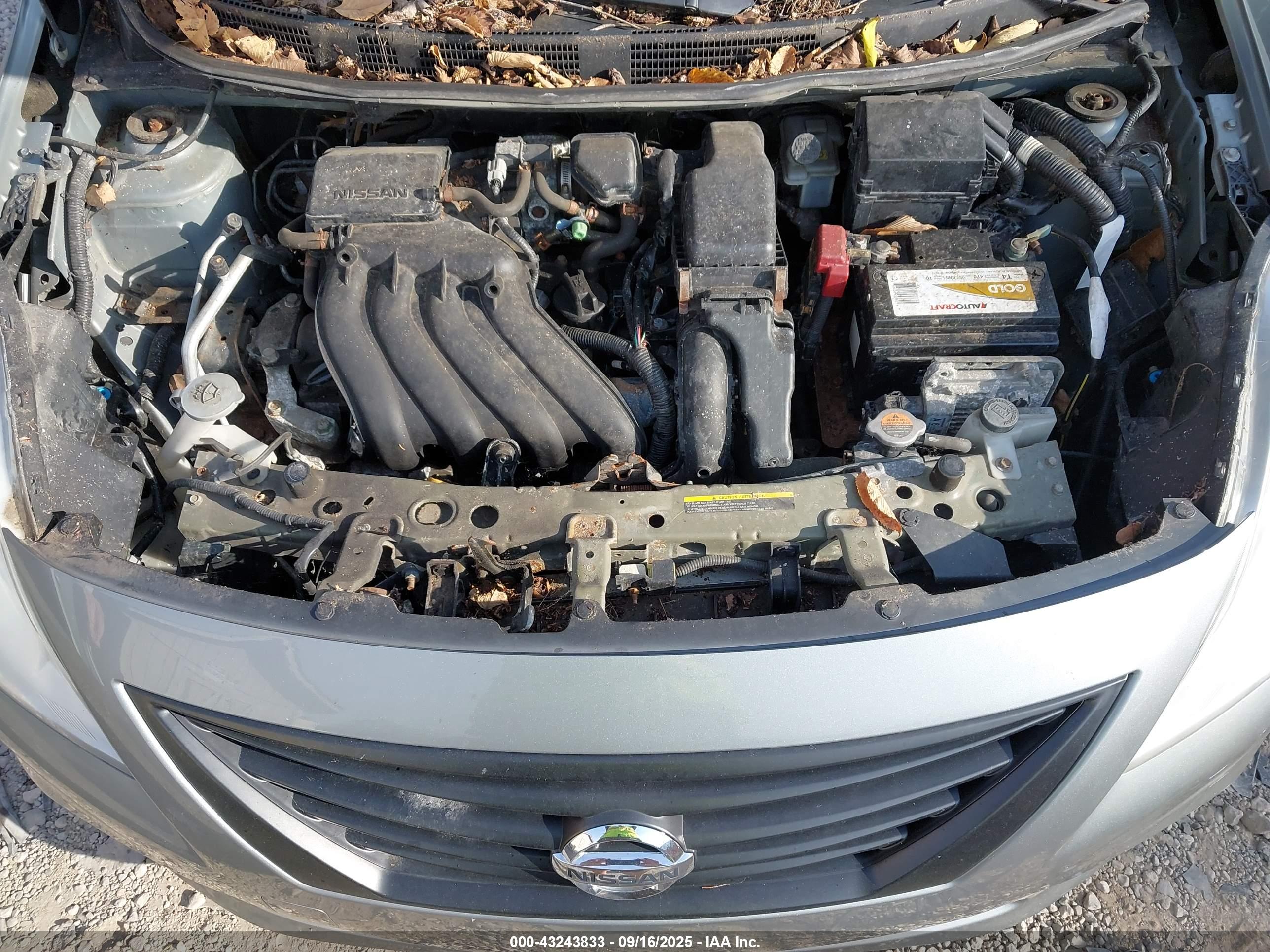 NISSAN VERSA image 10