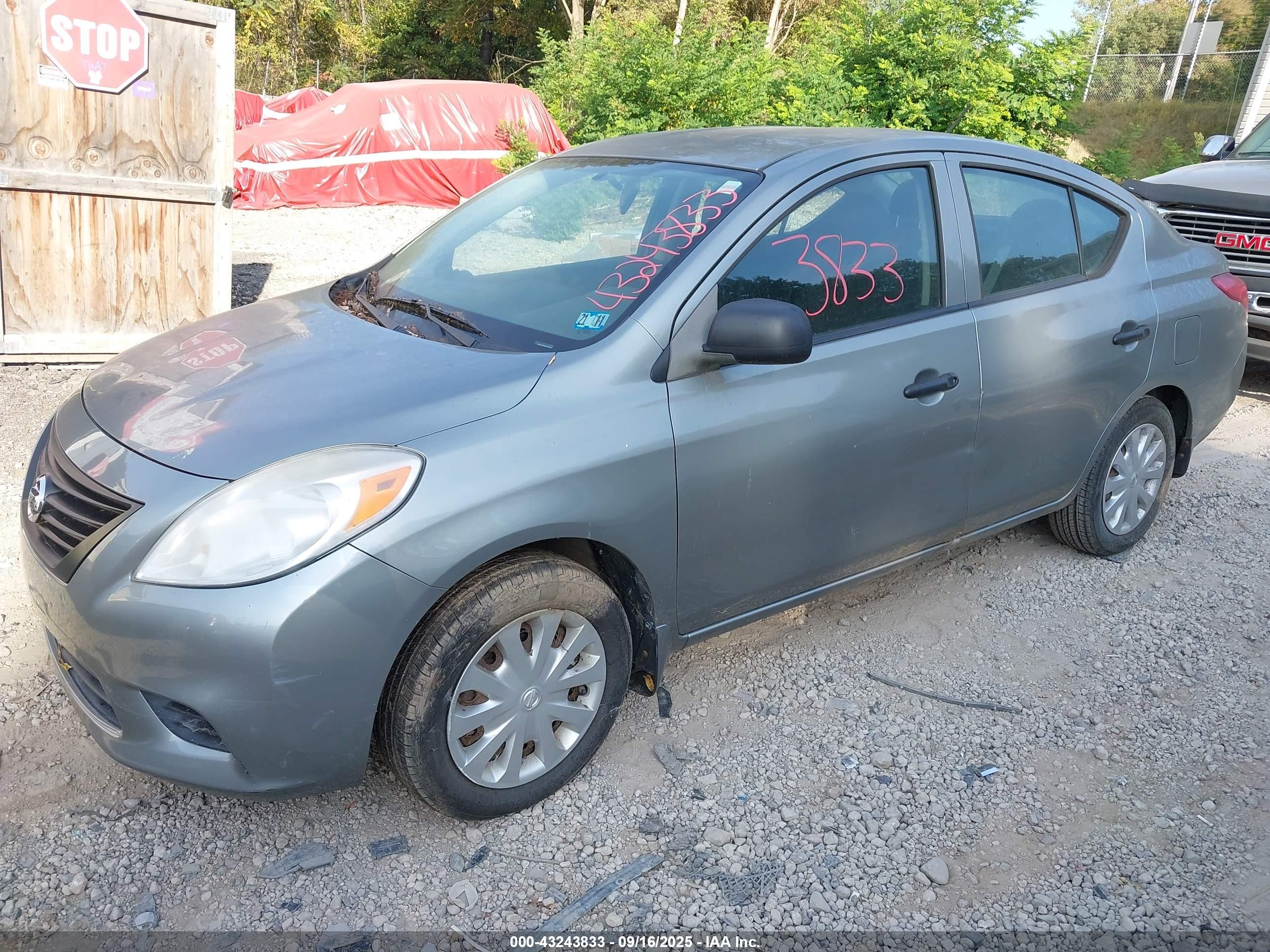 NISSAN VERSA image 2