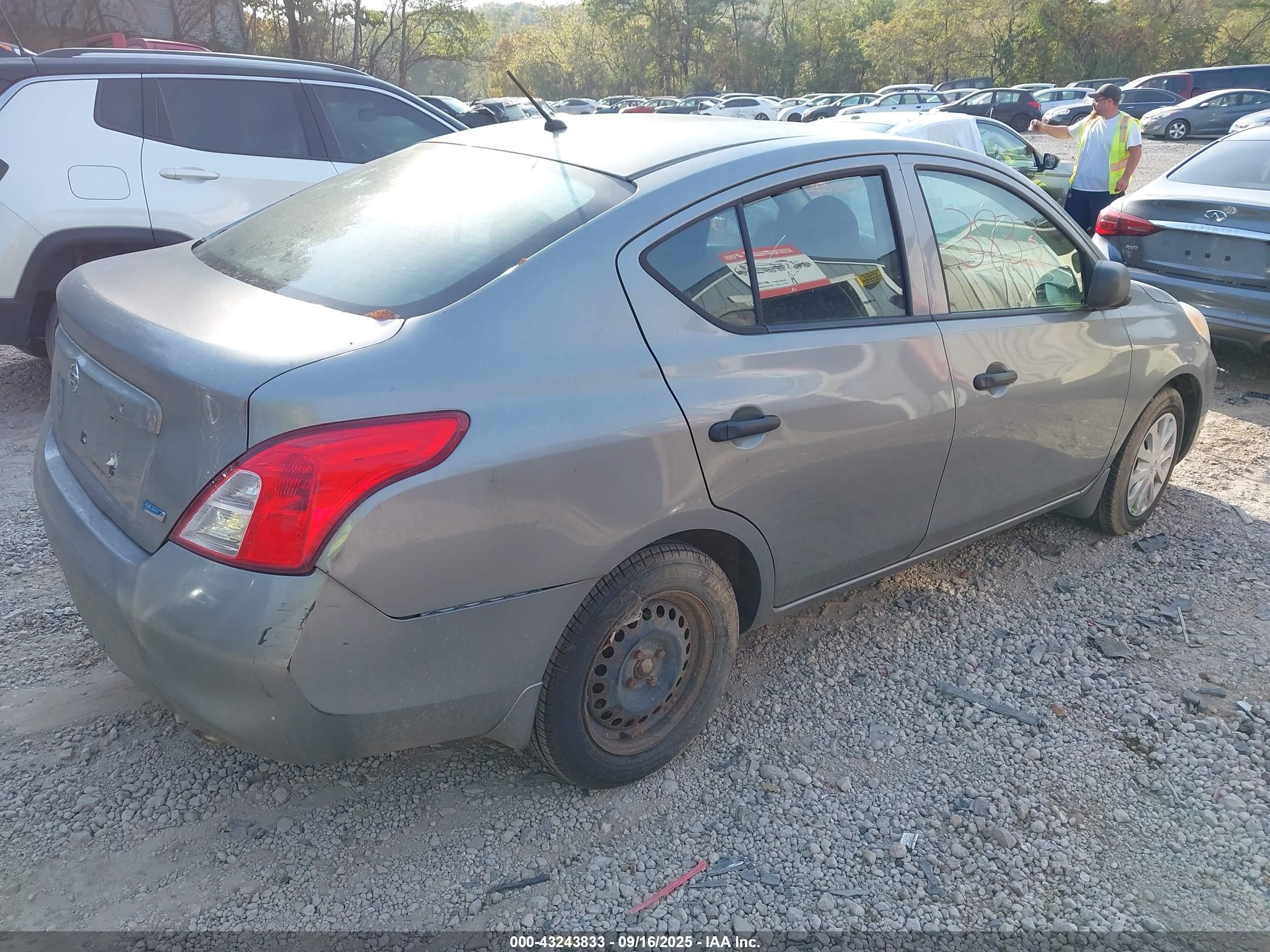 NISSAN VERSA image 4