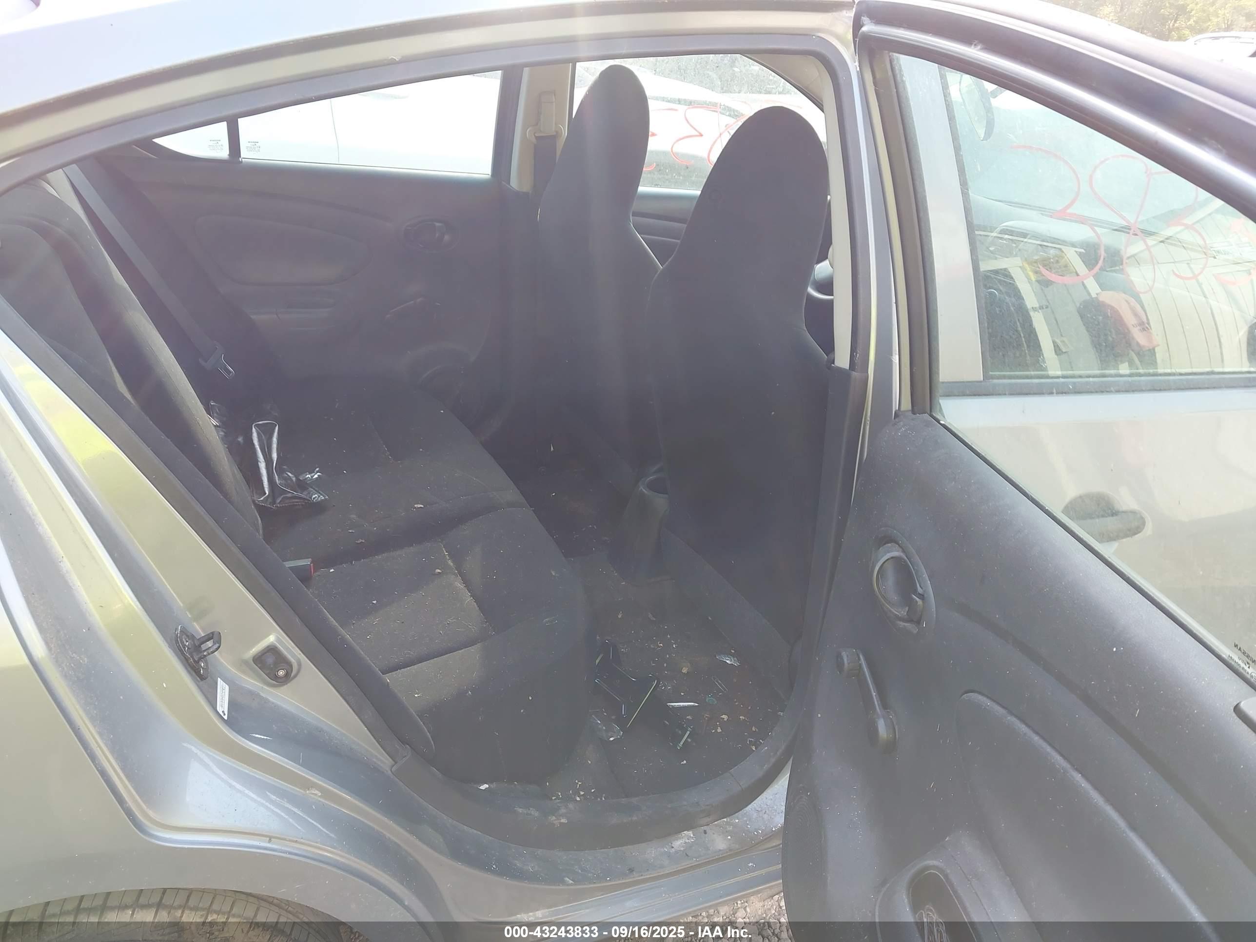 NISSAN VERSA image 8