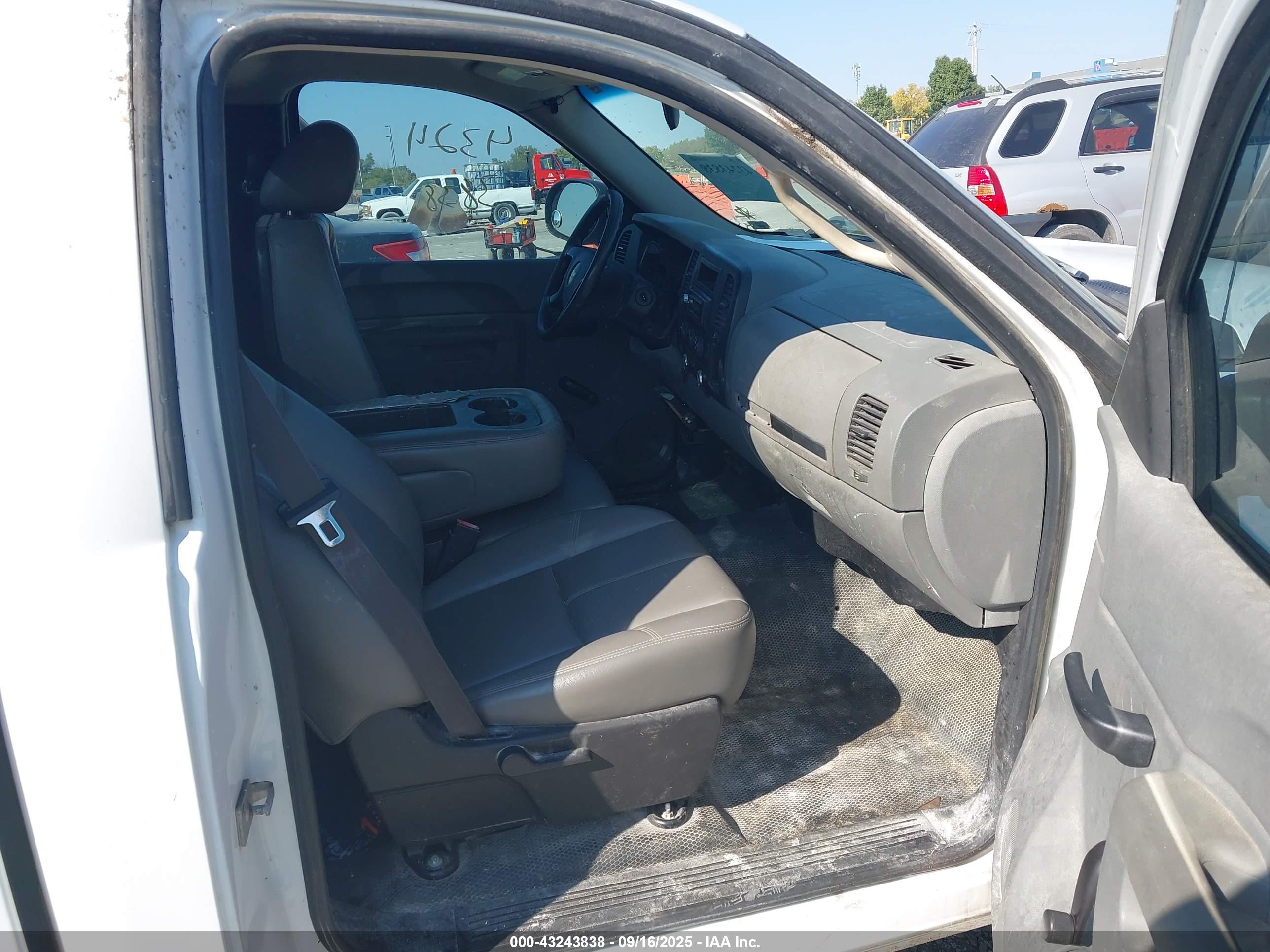 CHEVROLET SILVERADO image 5