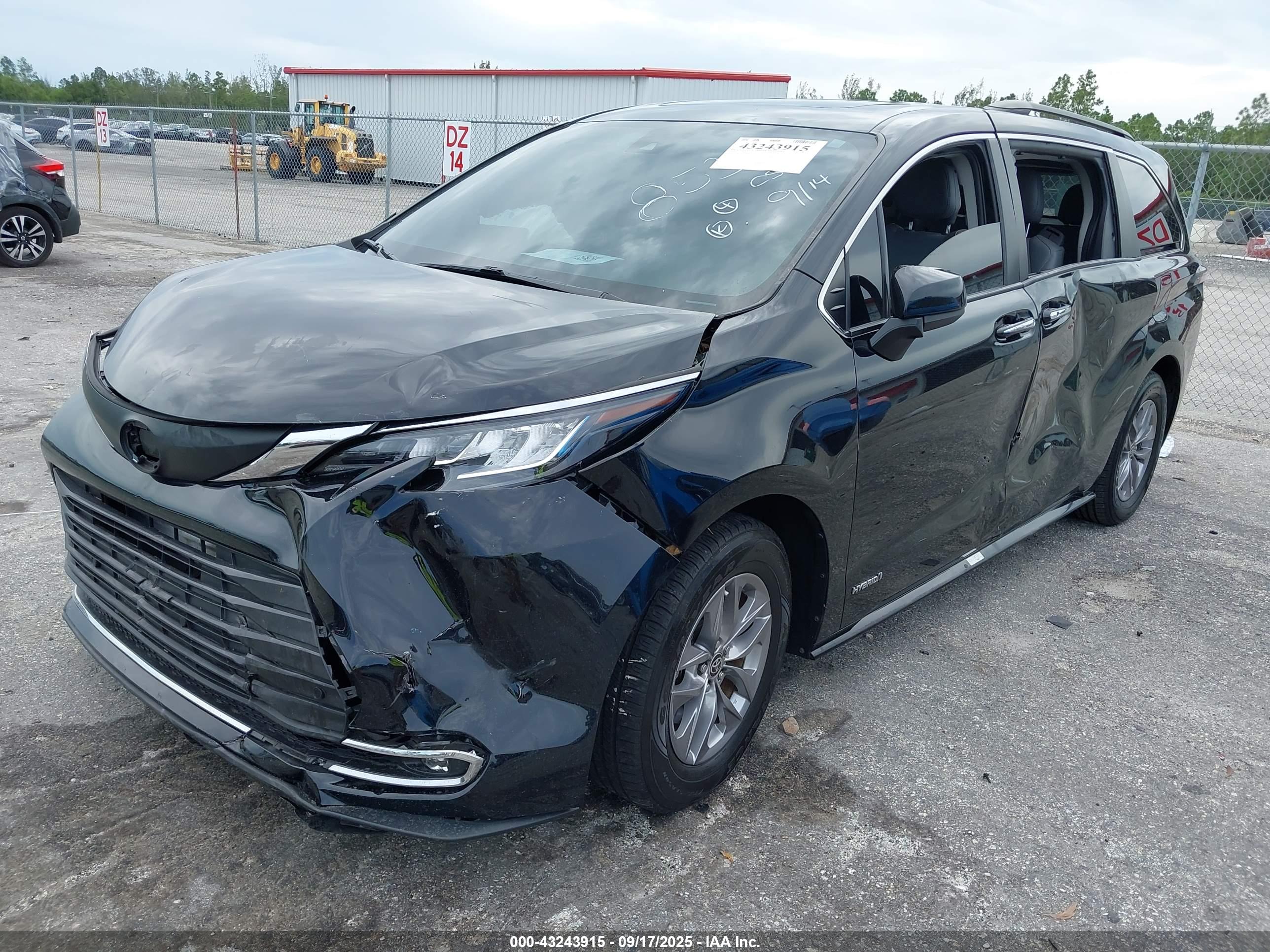 TOYOTA SIENNA image 2
