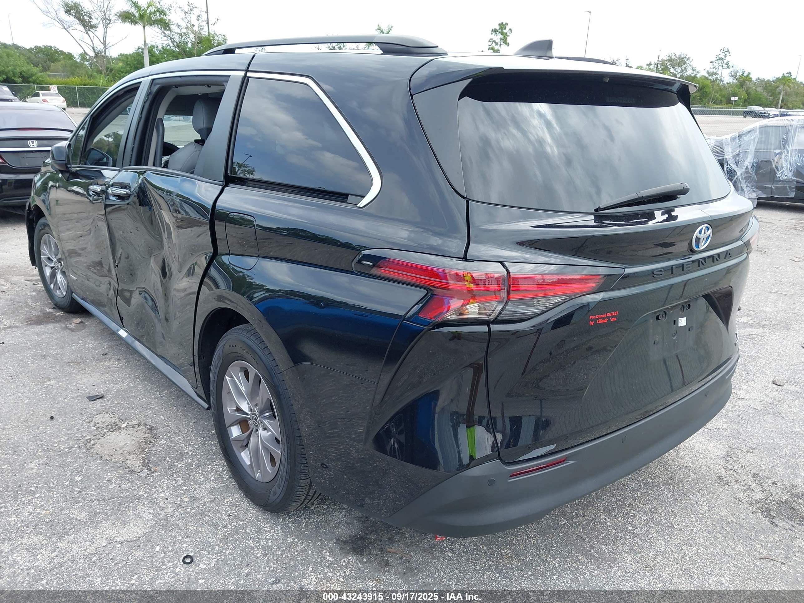TOYOTA SIENNA image 3