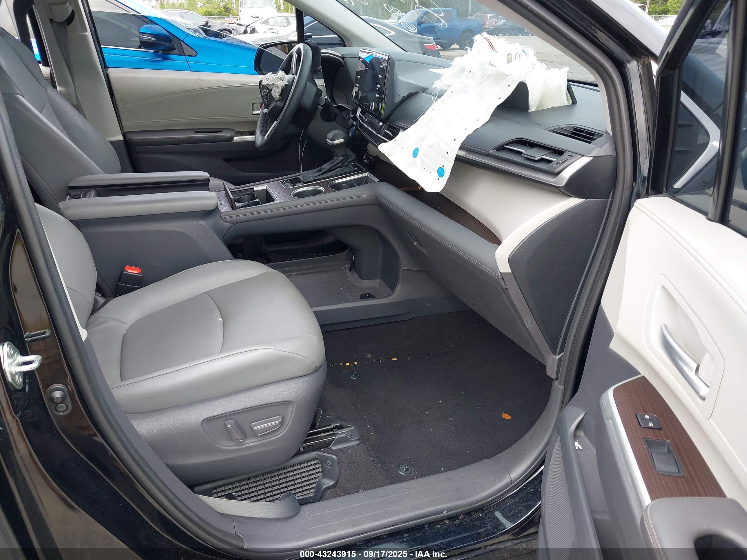 TOYOTA SIENNA image 5
