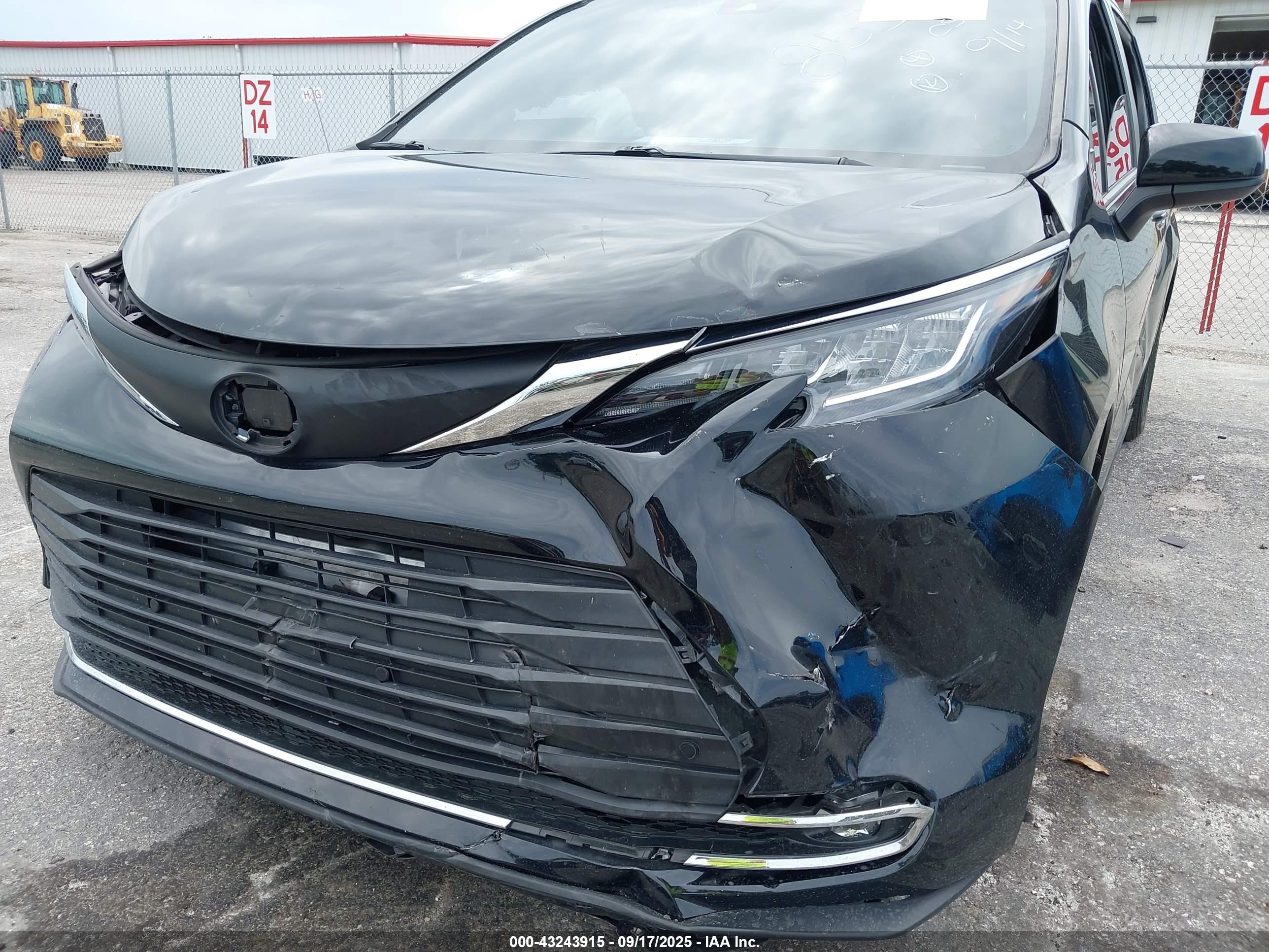 TOYOTA SIENNA image 6