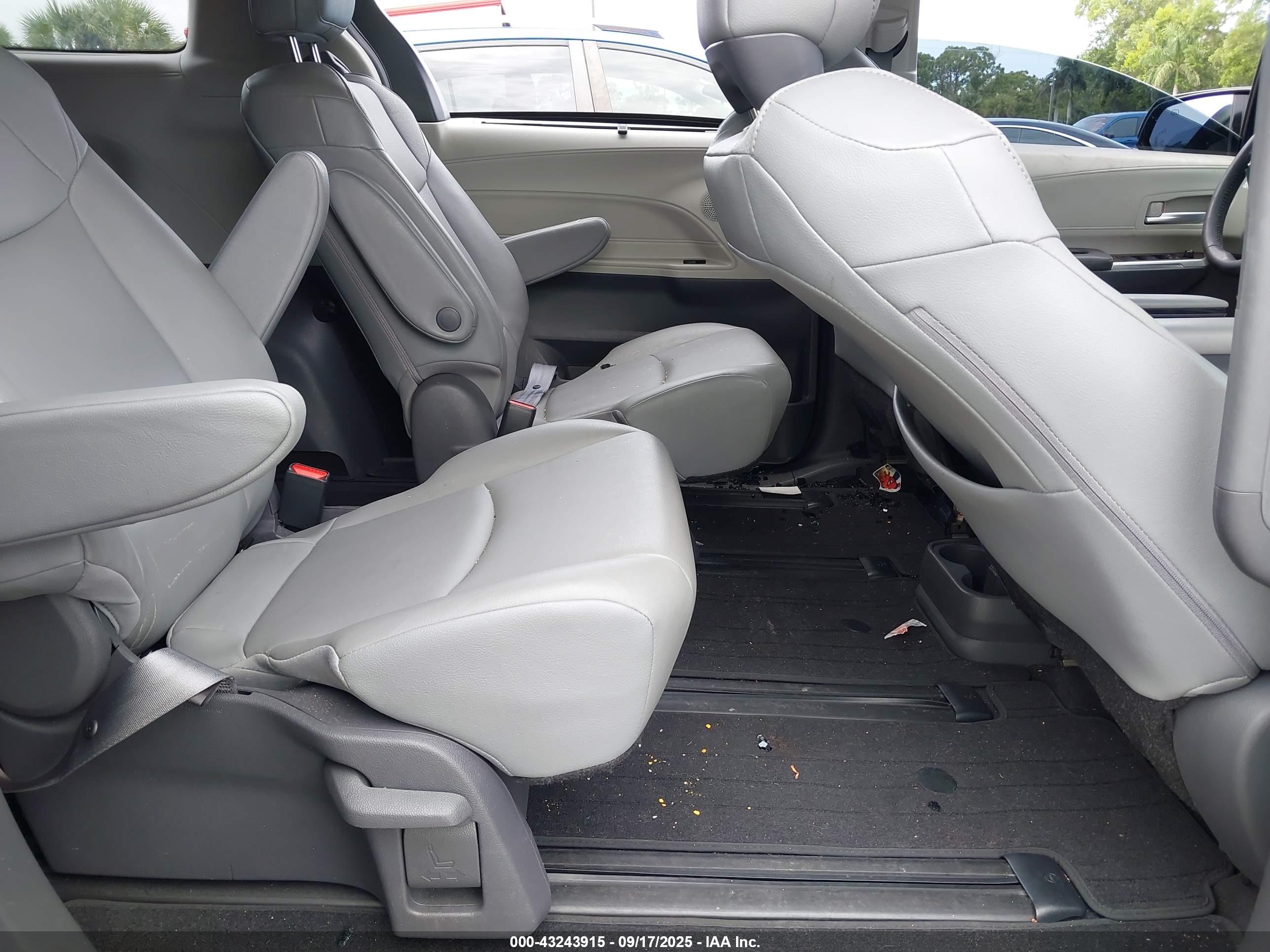 TOYOTA SIENNA image 8