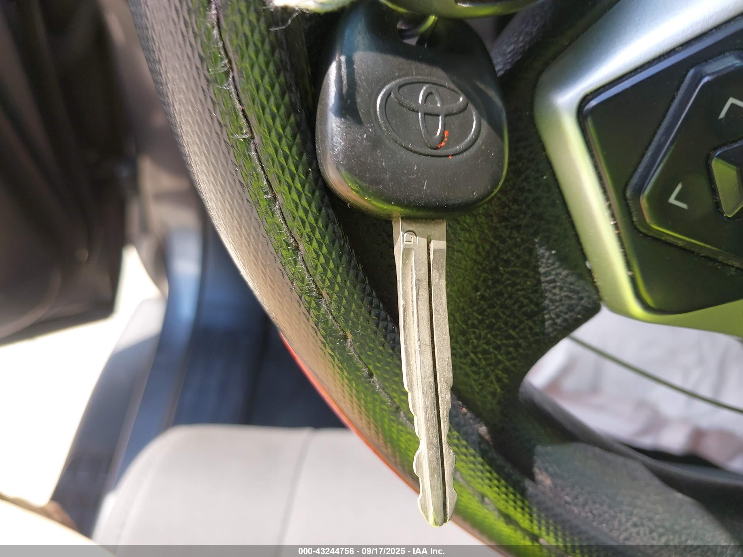 TOYOTA TUNDRA image 11