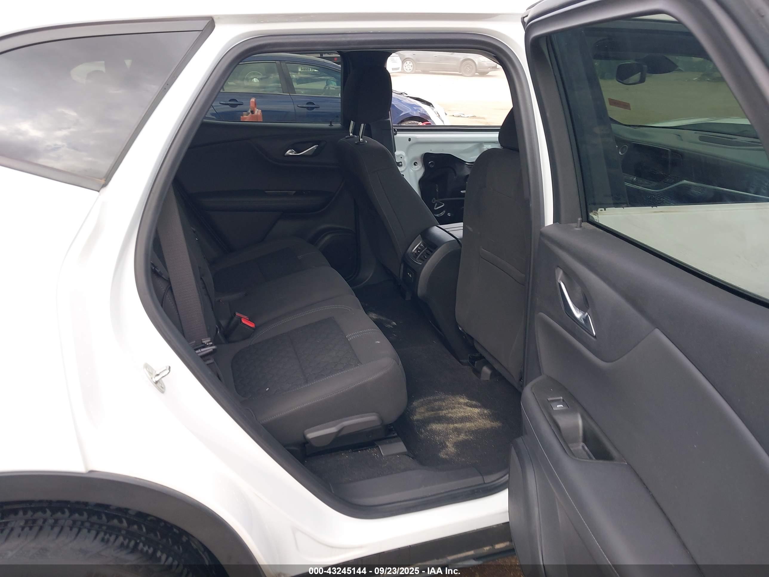 CHEVROLET BLAZER image 8