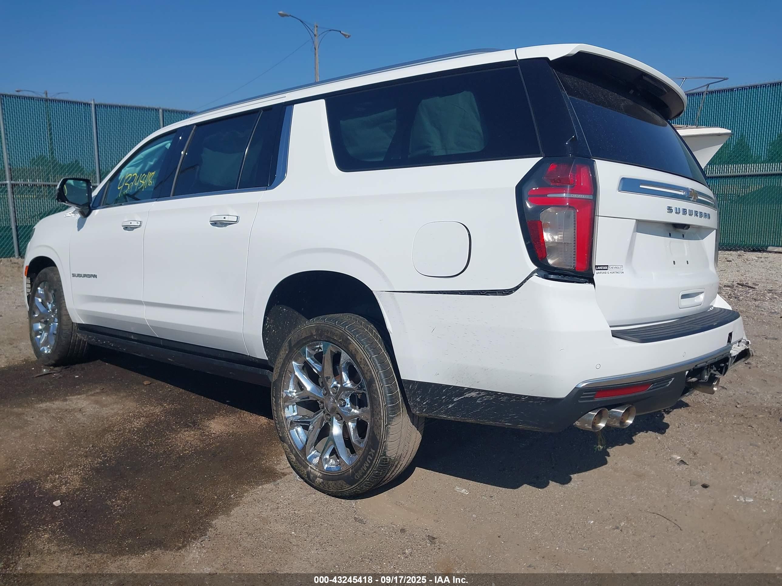 CHEVROLET SUBURBAN image 3