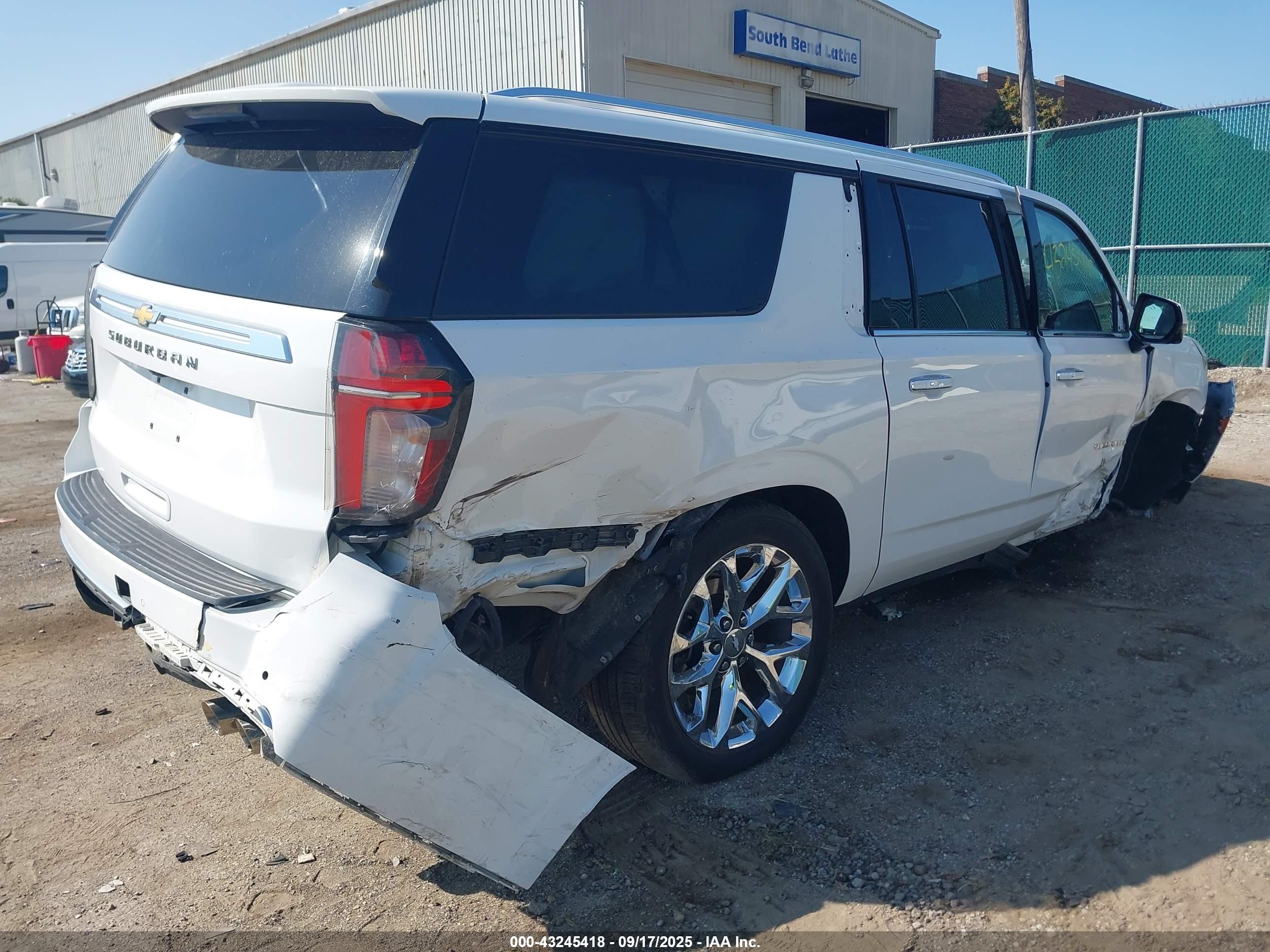 CHEVROLET SUBURBAN image 4
