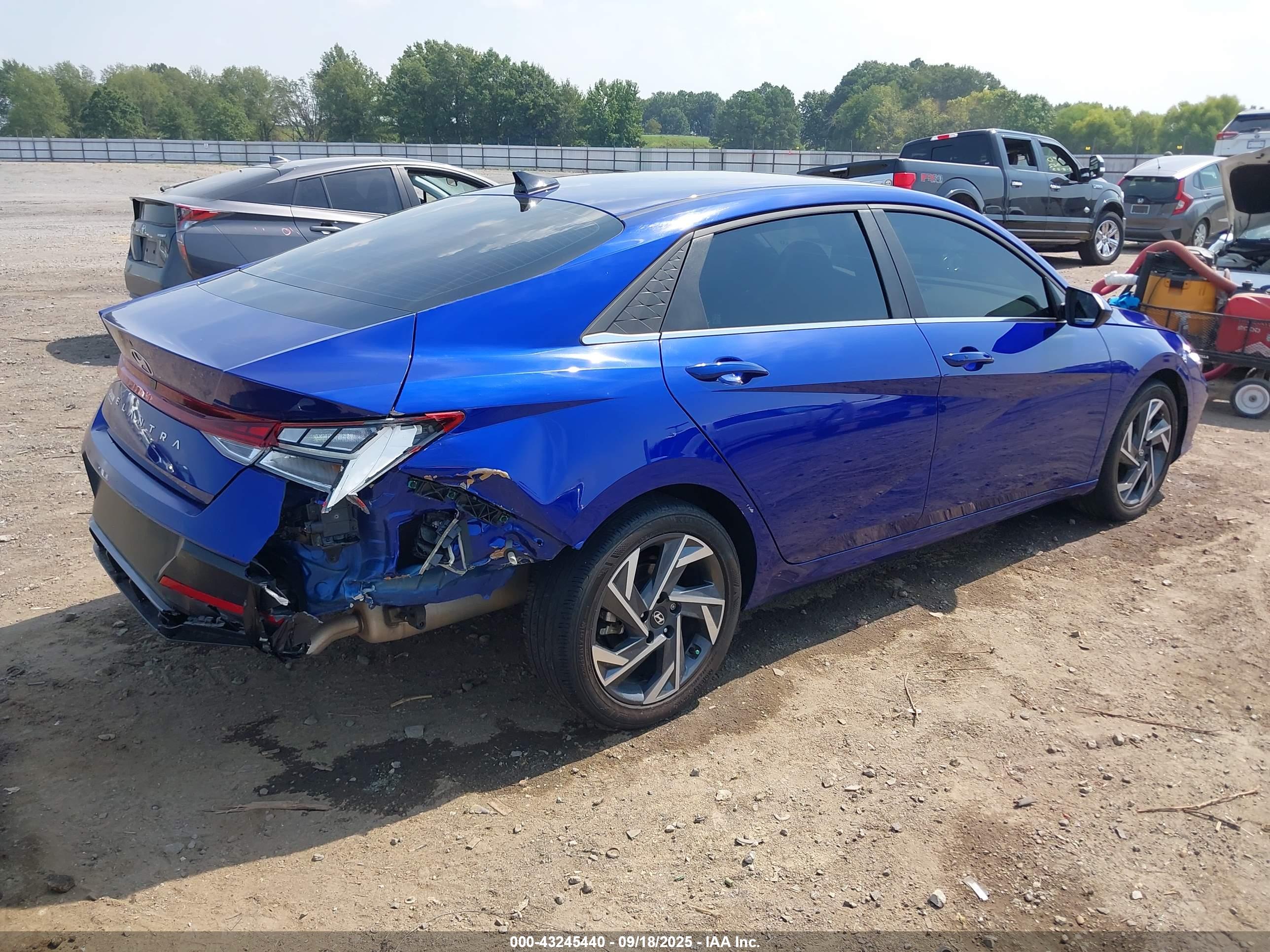 HYUNDAI ELANTRA image 4