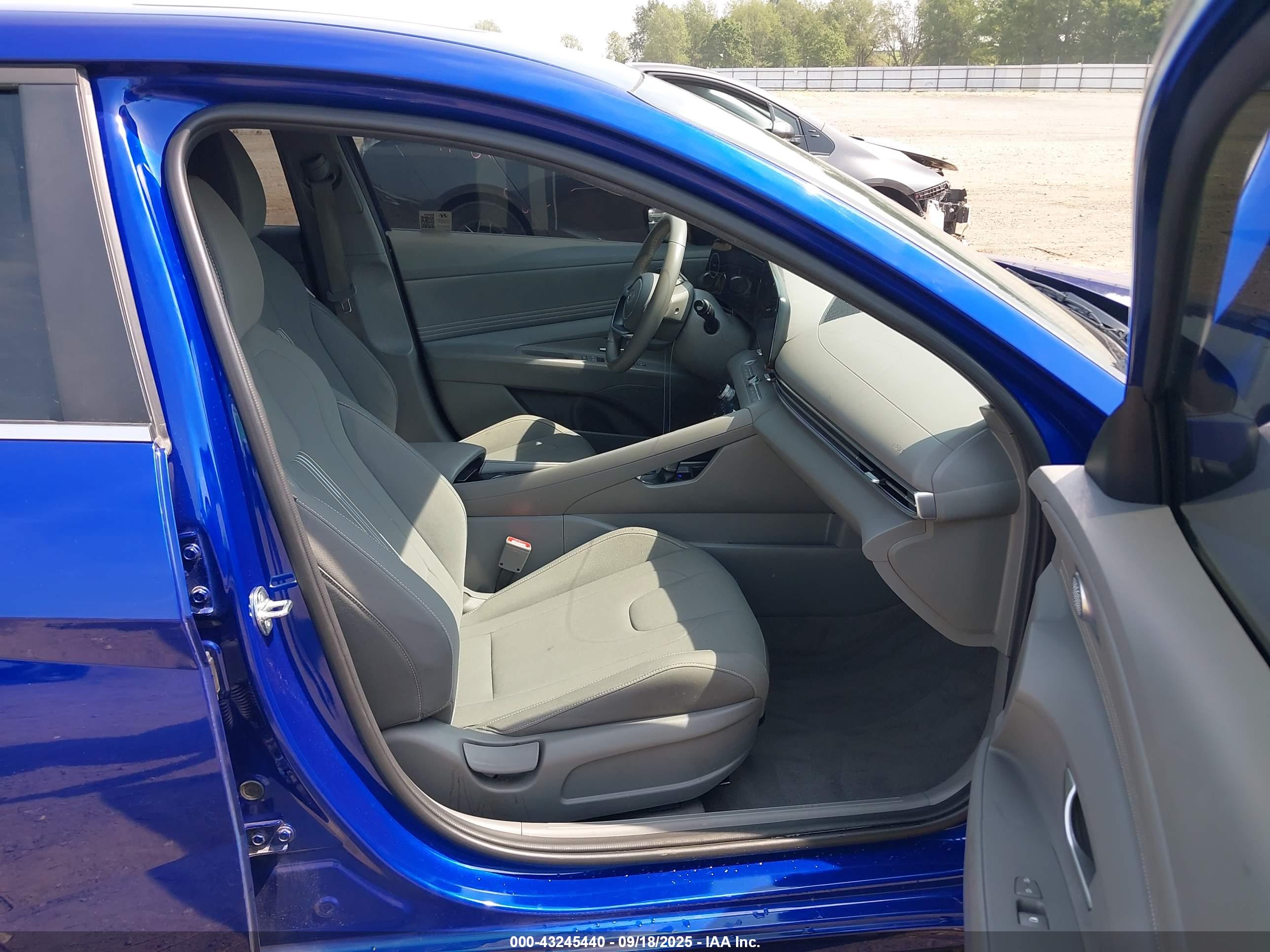 HYUNDAI ELANTRA image 5
