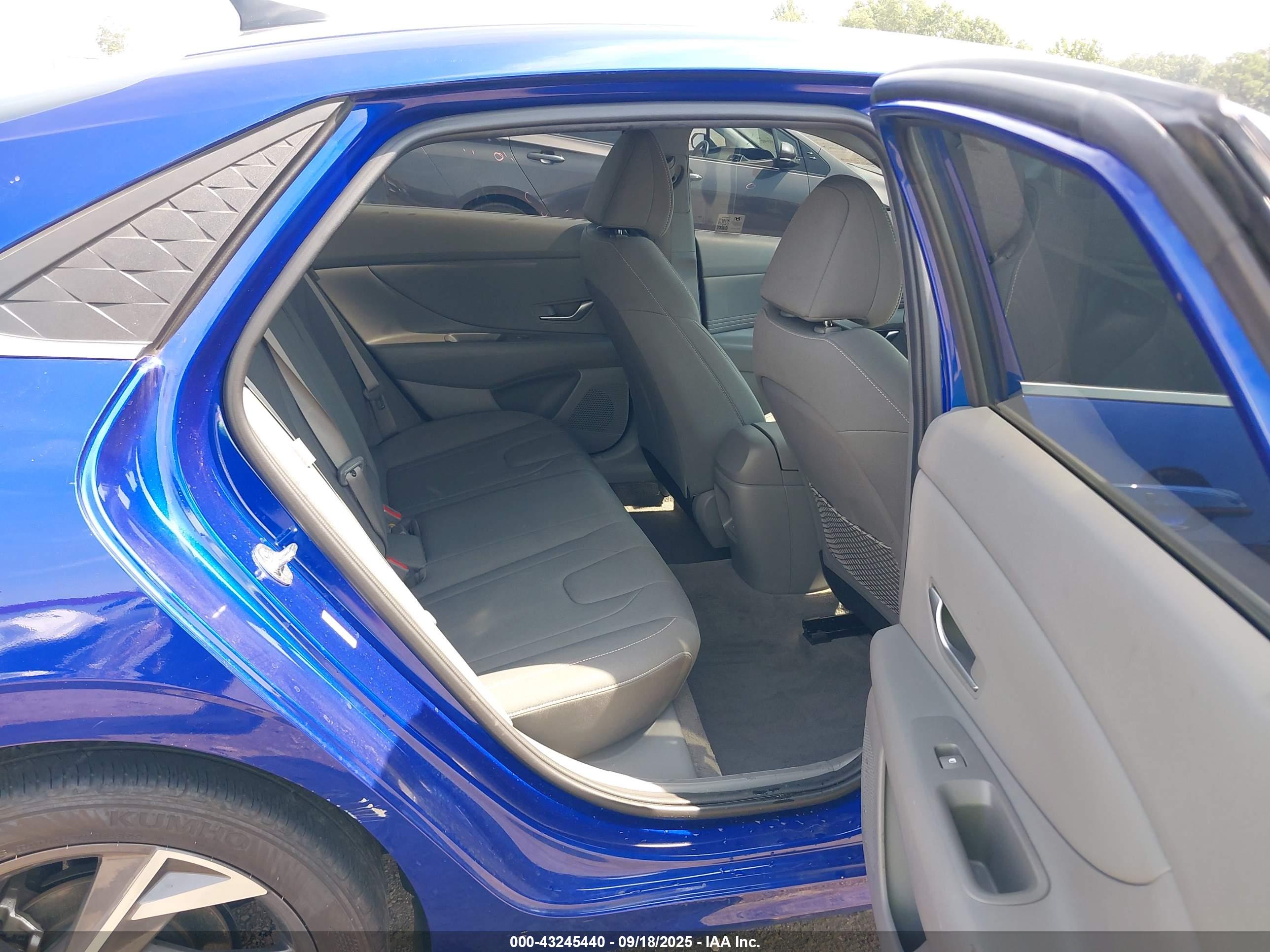 HYUNDAI ELANTRA image 8