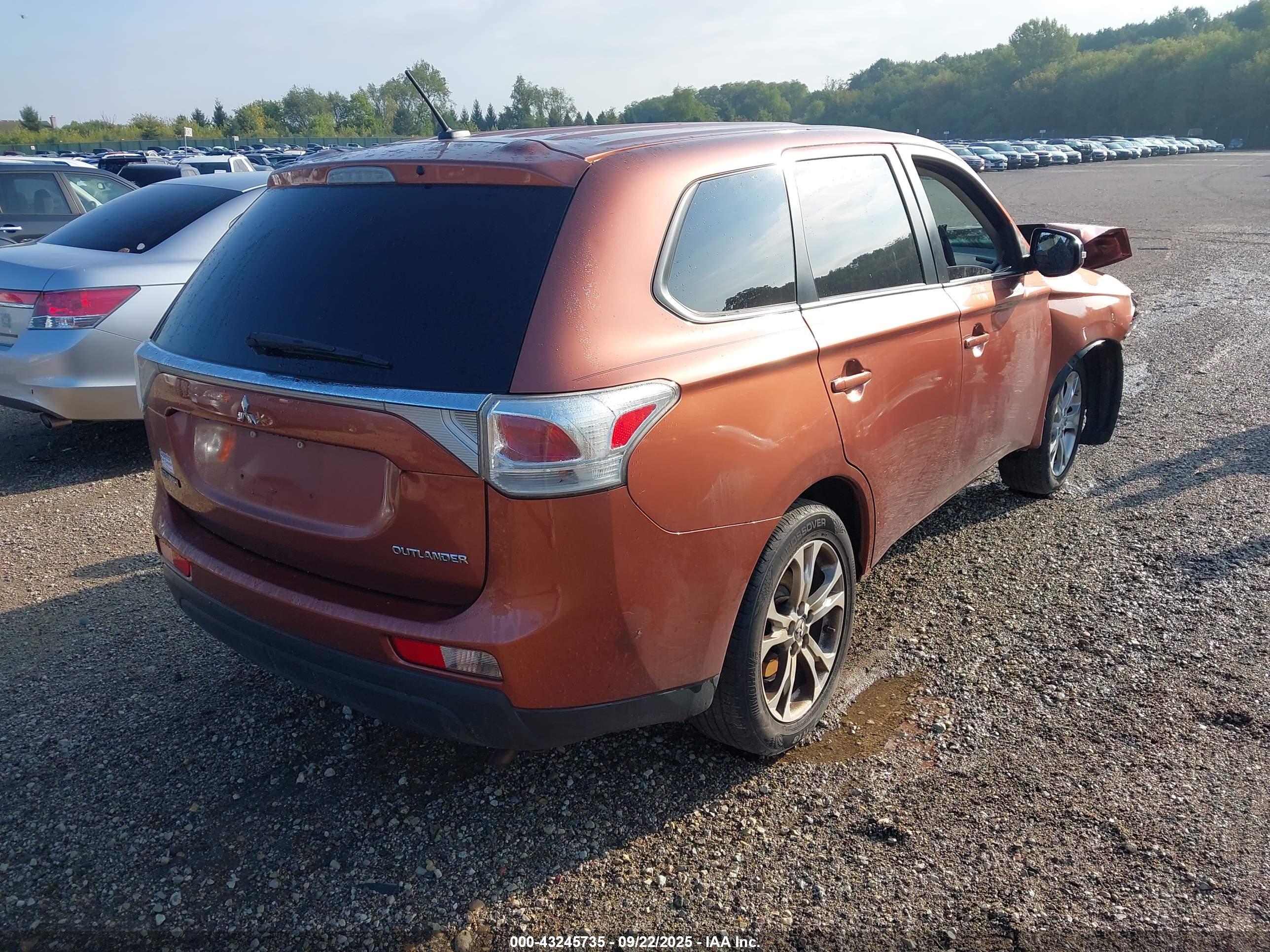 MITSUBISHI OUTLANDER image 4