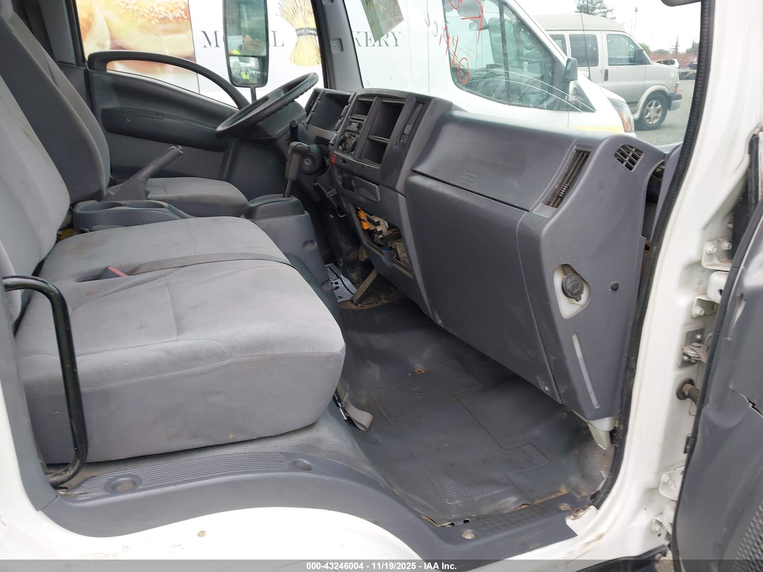 ISUZU NPR image 8