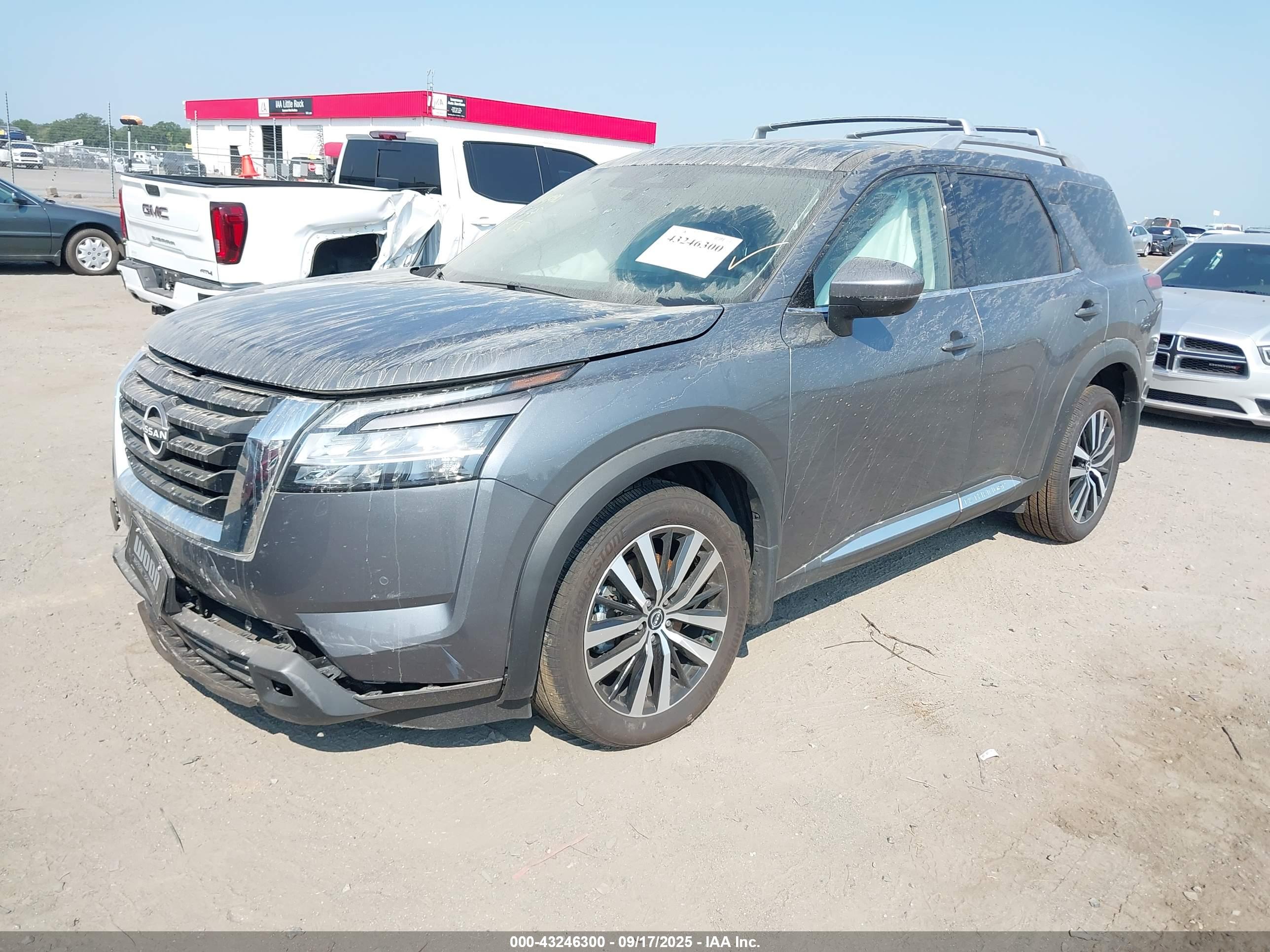 NISSAN PATHFINDER image 2