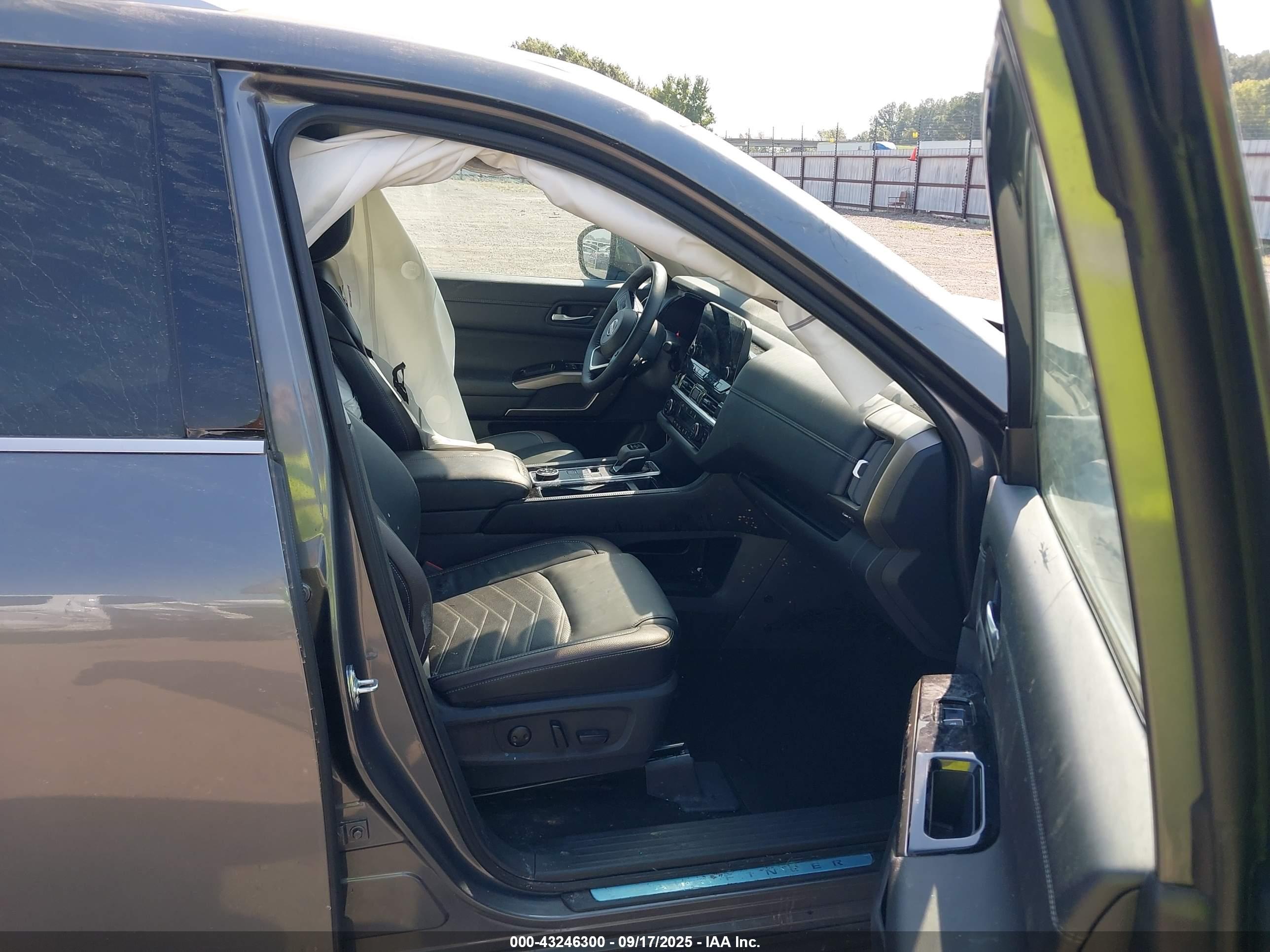 NISSAN PATHFINDER image 5