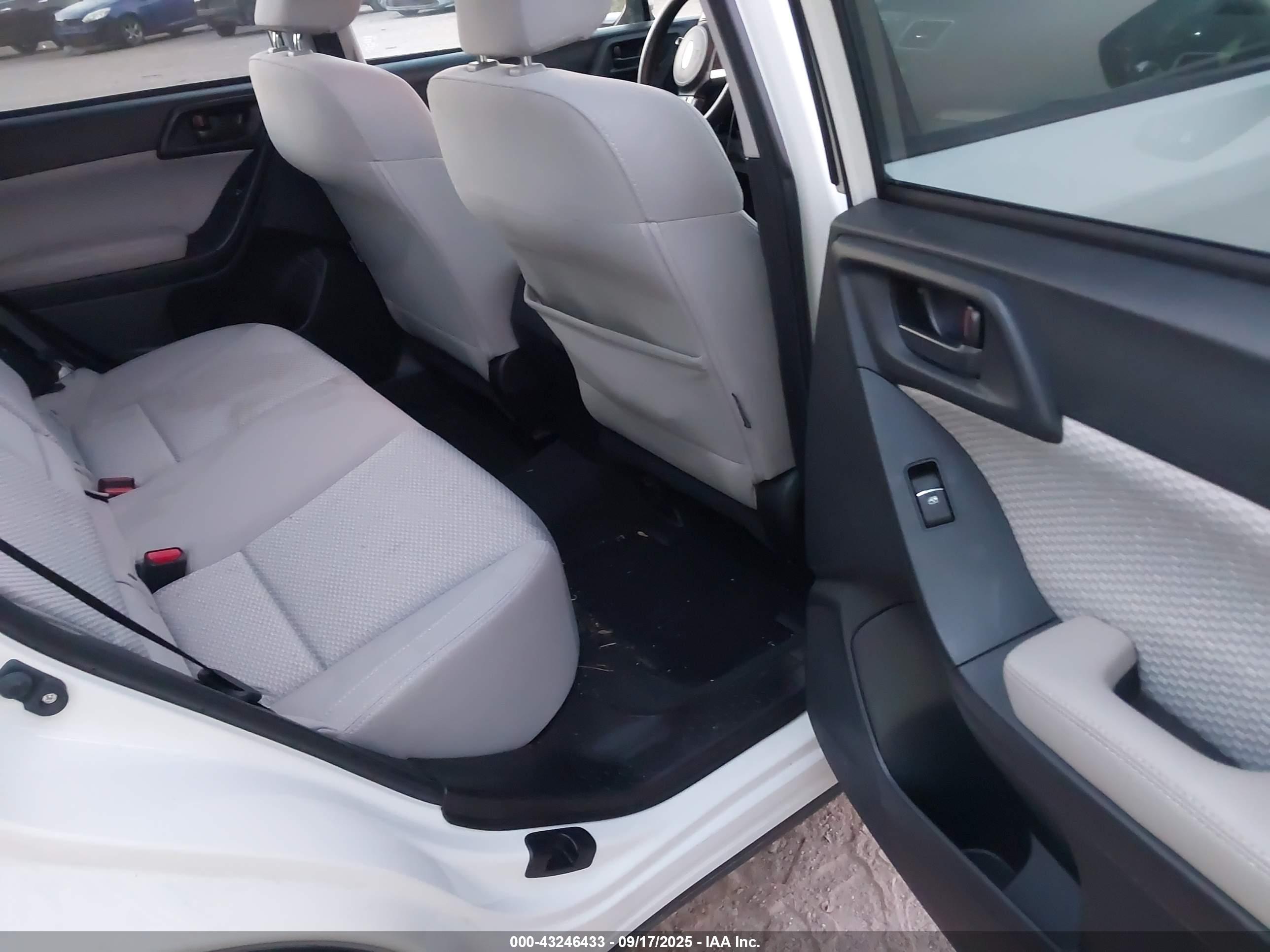 SUBARU FORESTER image 8