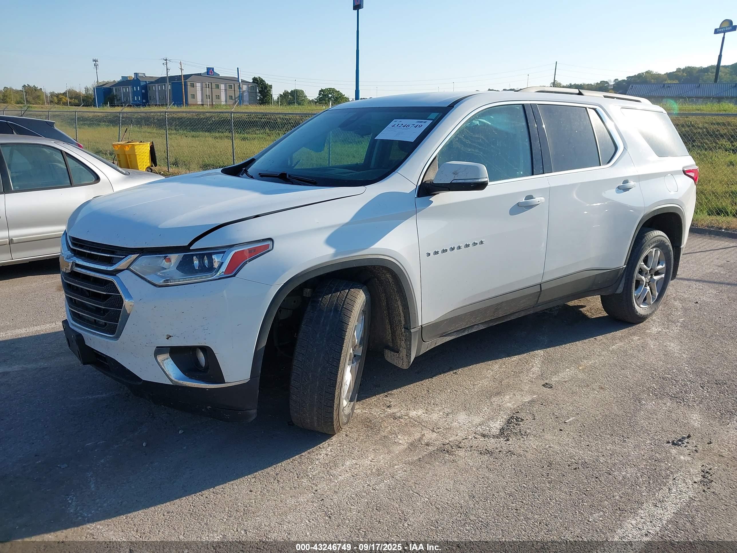 CHEVROLET TRAVERSE image 2