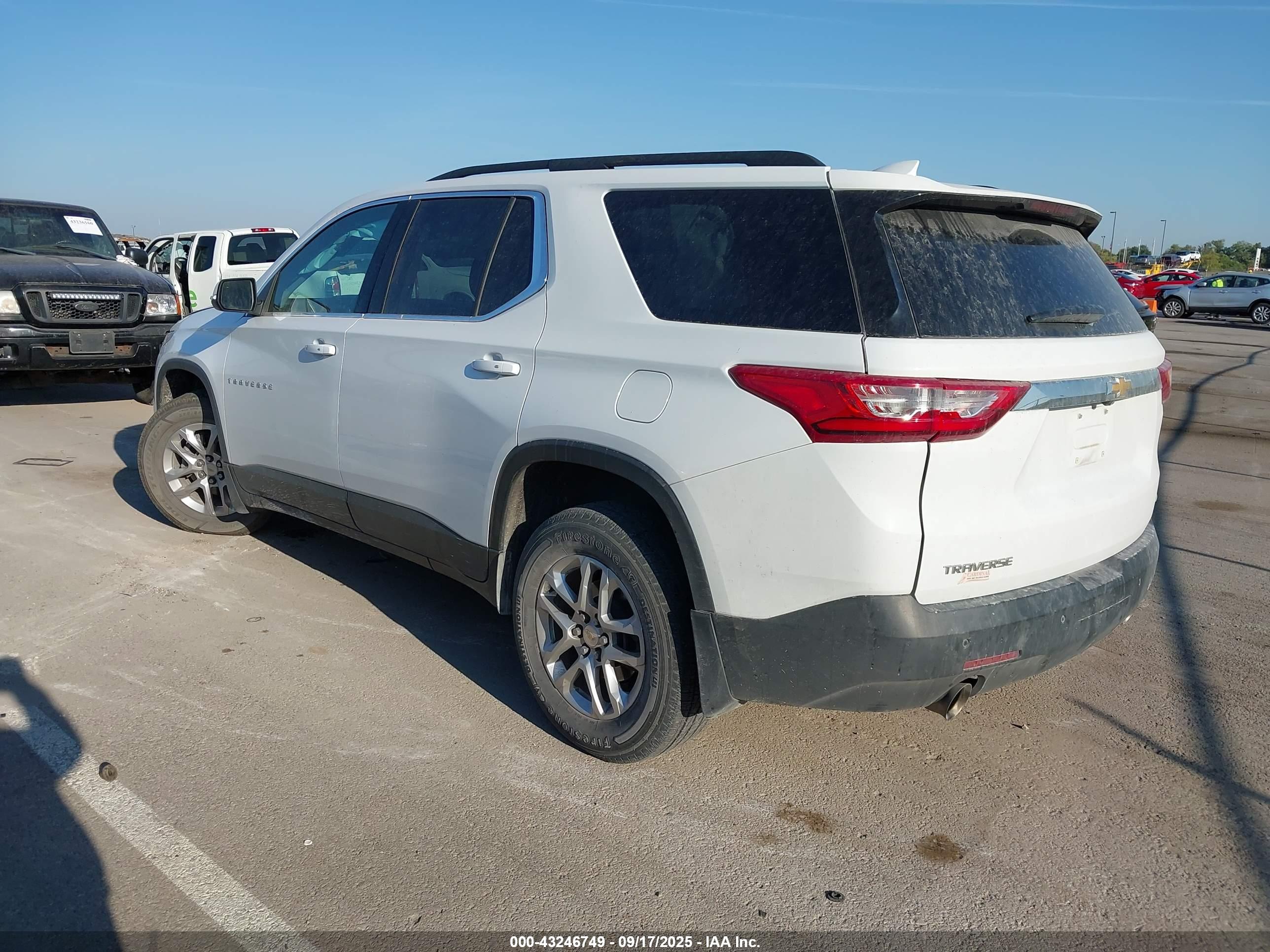 CHEVROLET TRAVERSE image 3