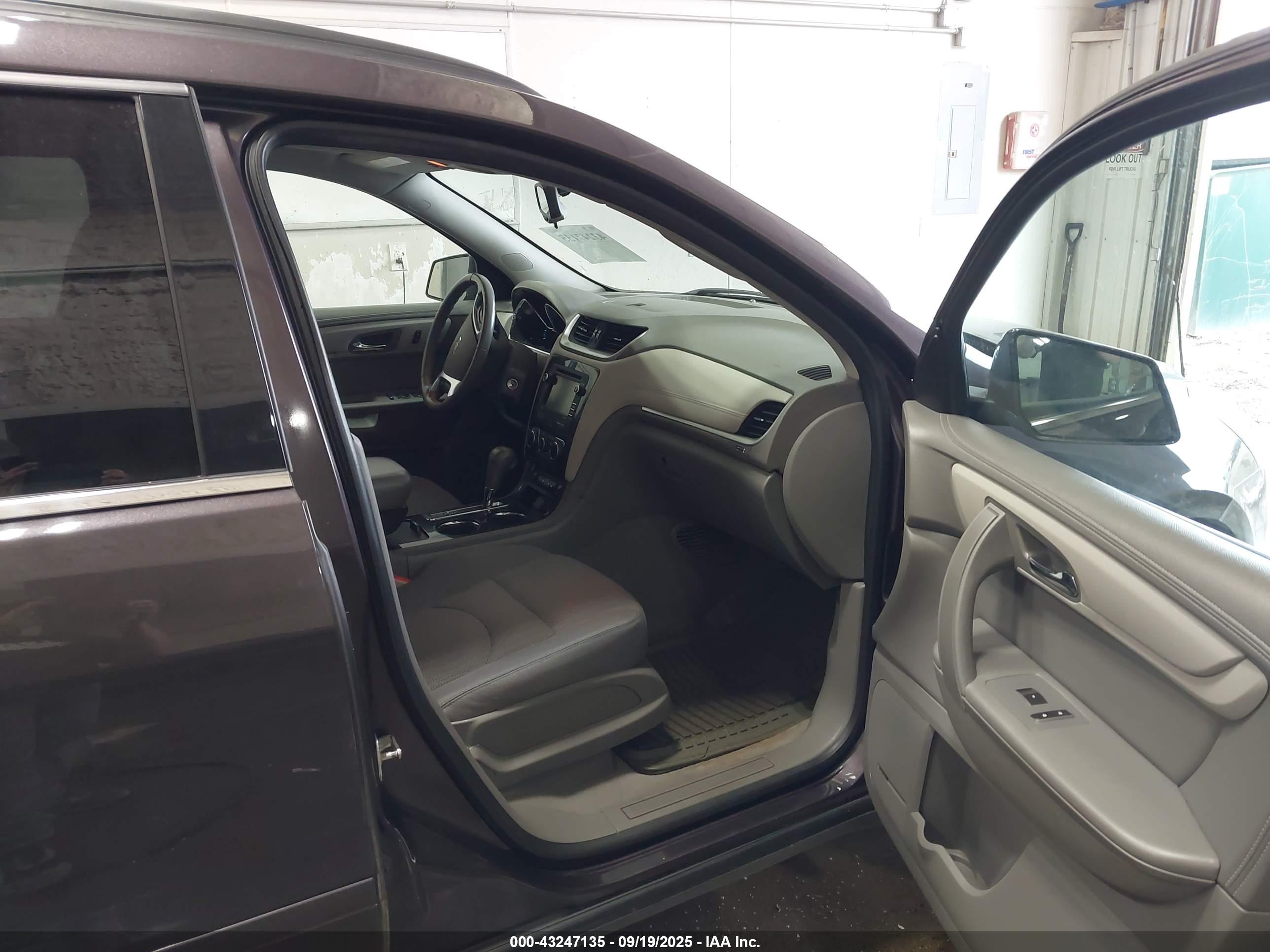 CHEVROLET TRAVERSE image 5