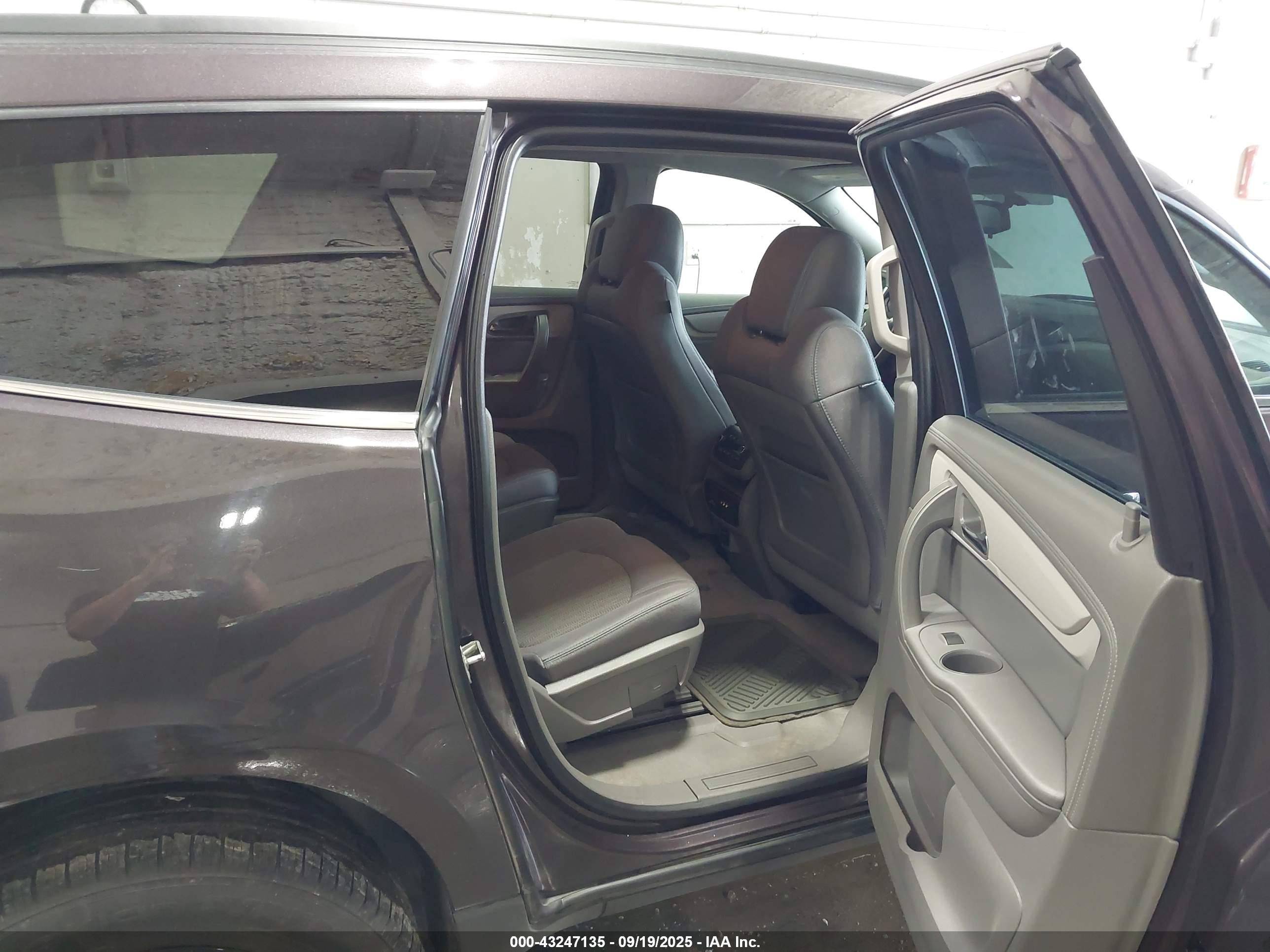 CHEVROLET TRAVERSE image 8