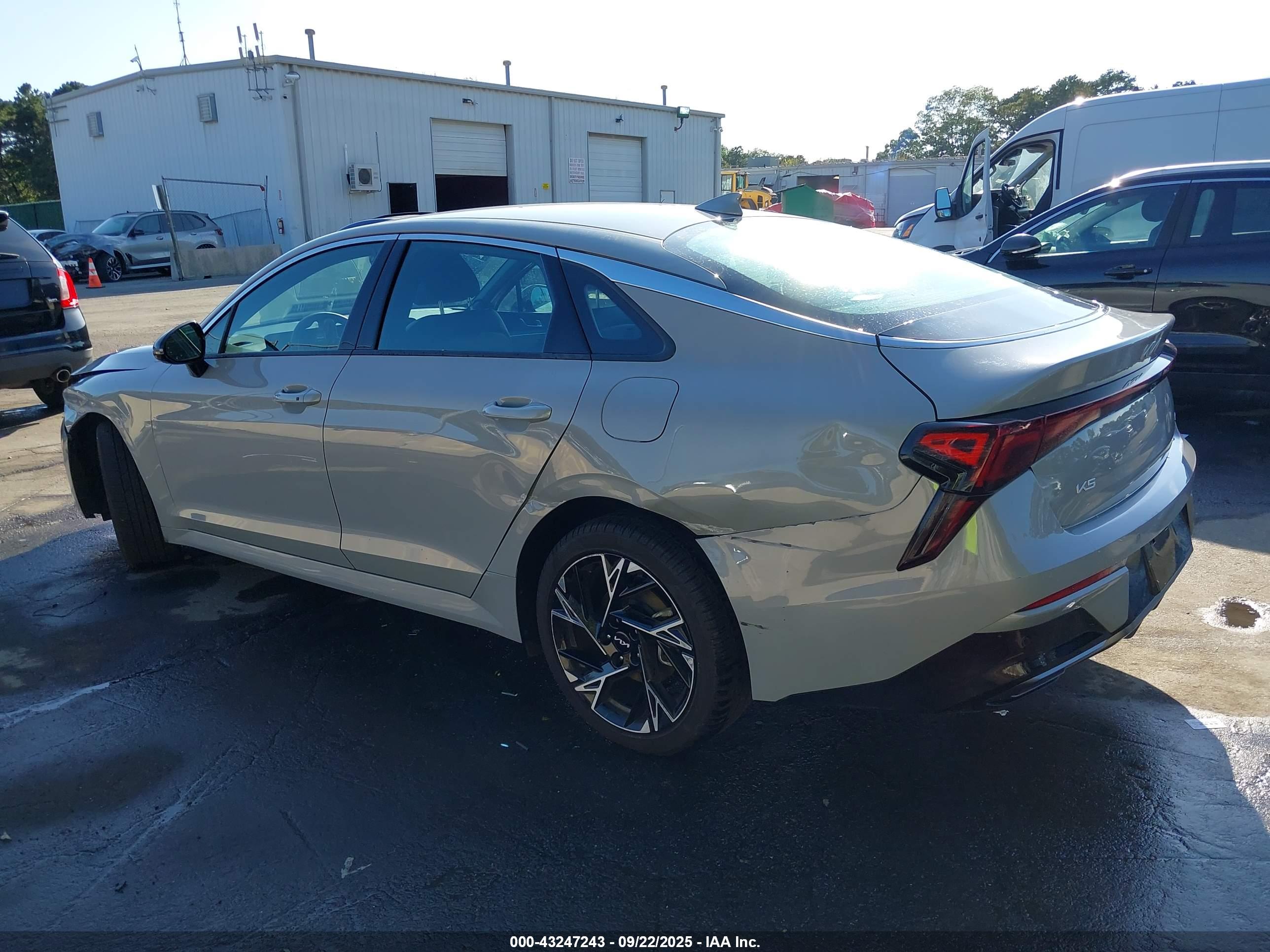 KIA K5 image 3