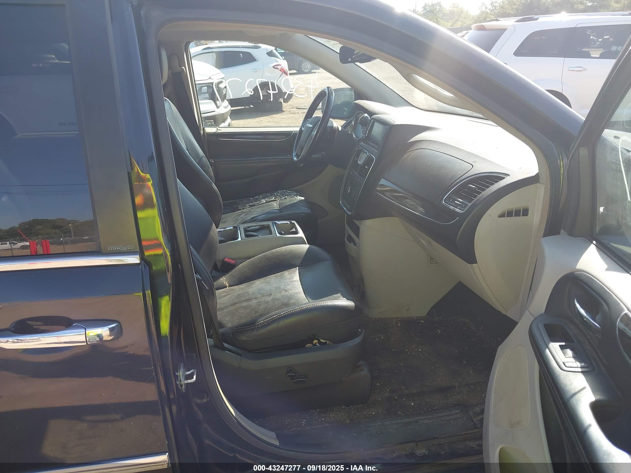 CHRYSLER TOWN image 5