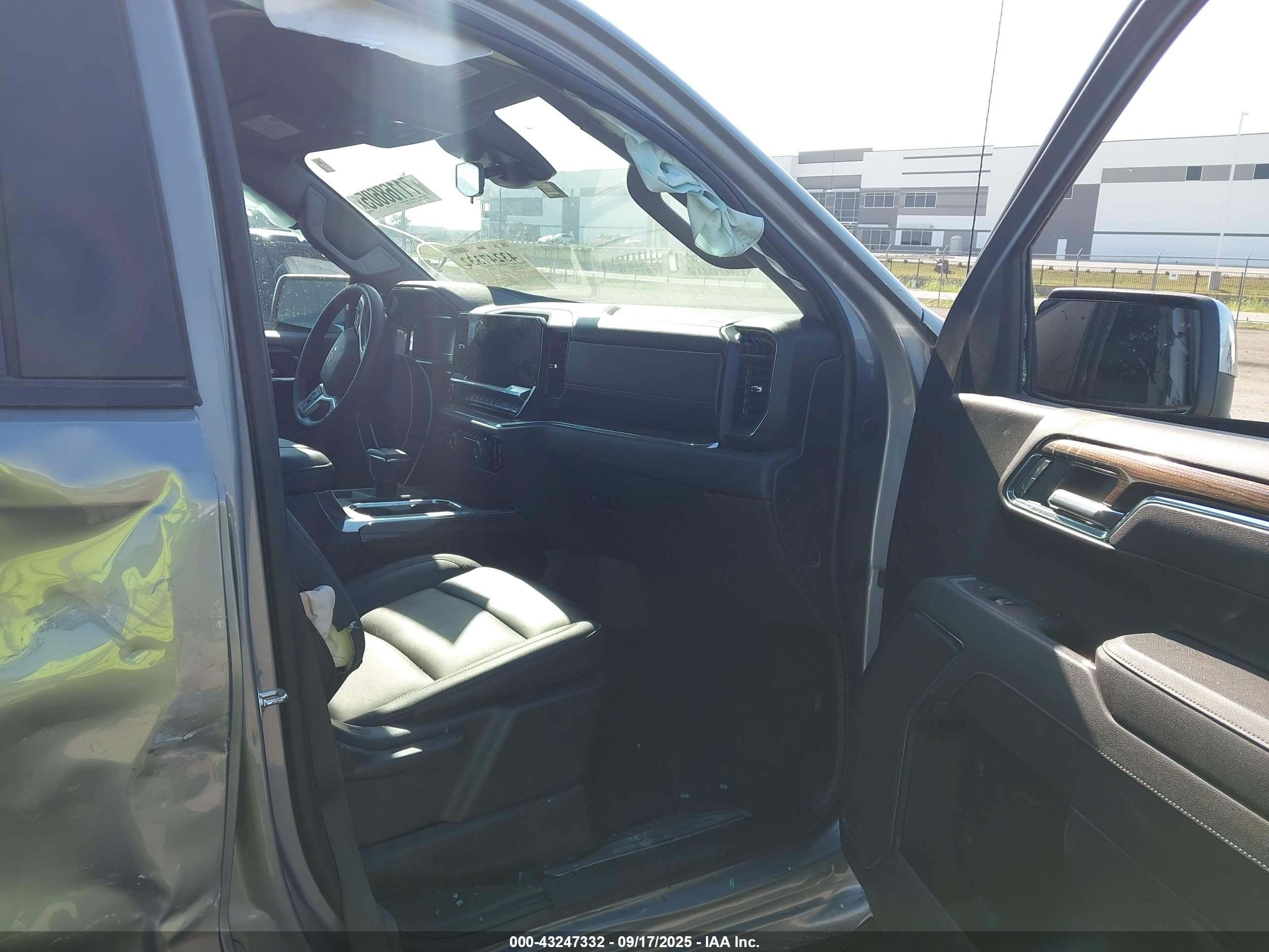 CHEVROLET SILVERADO image 5