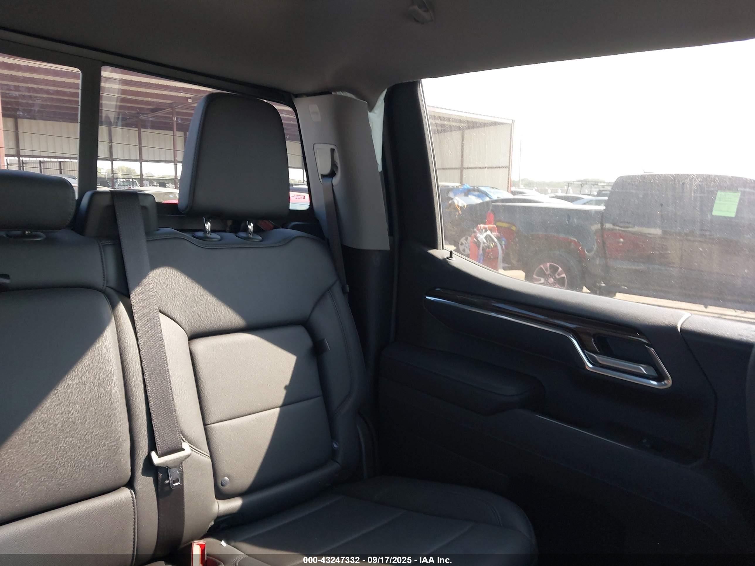 CHEVROLET SILVERADO image 8