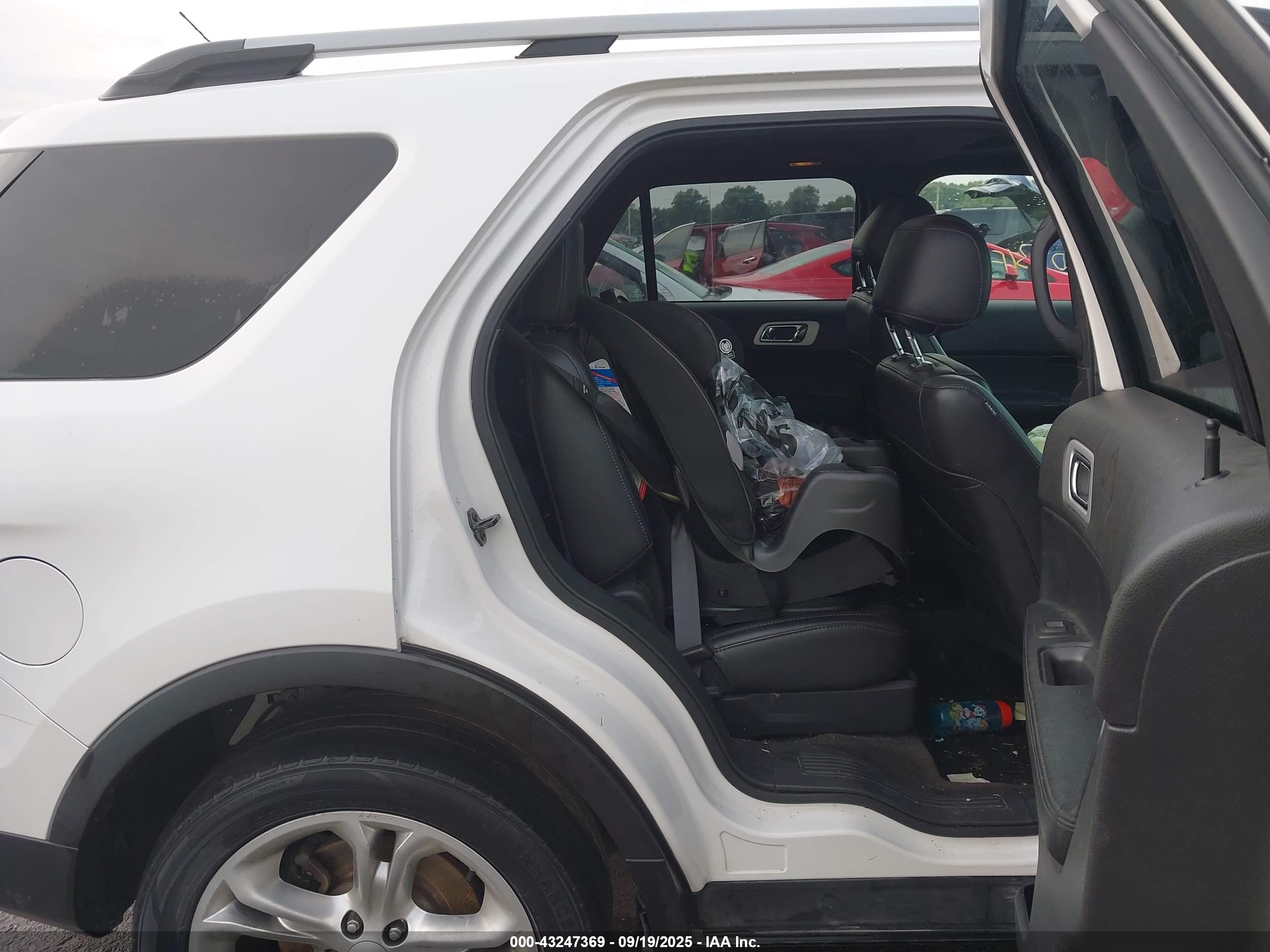 FORD EXPLORER image 8
