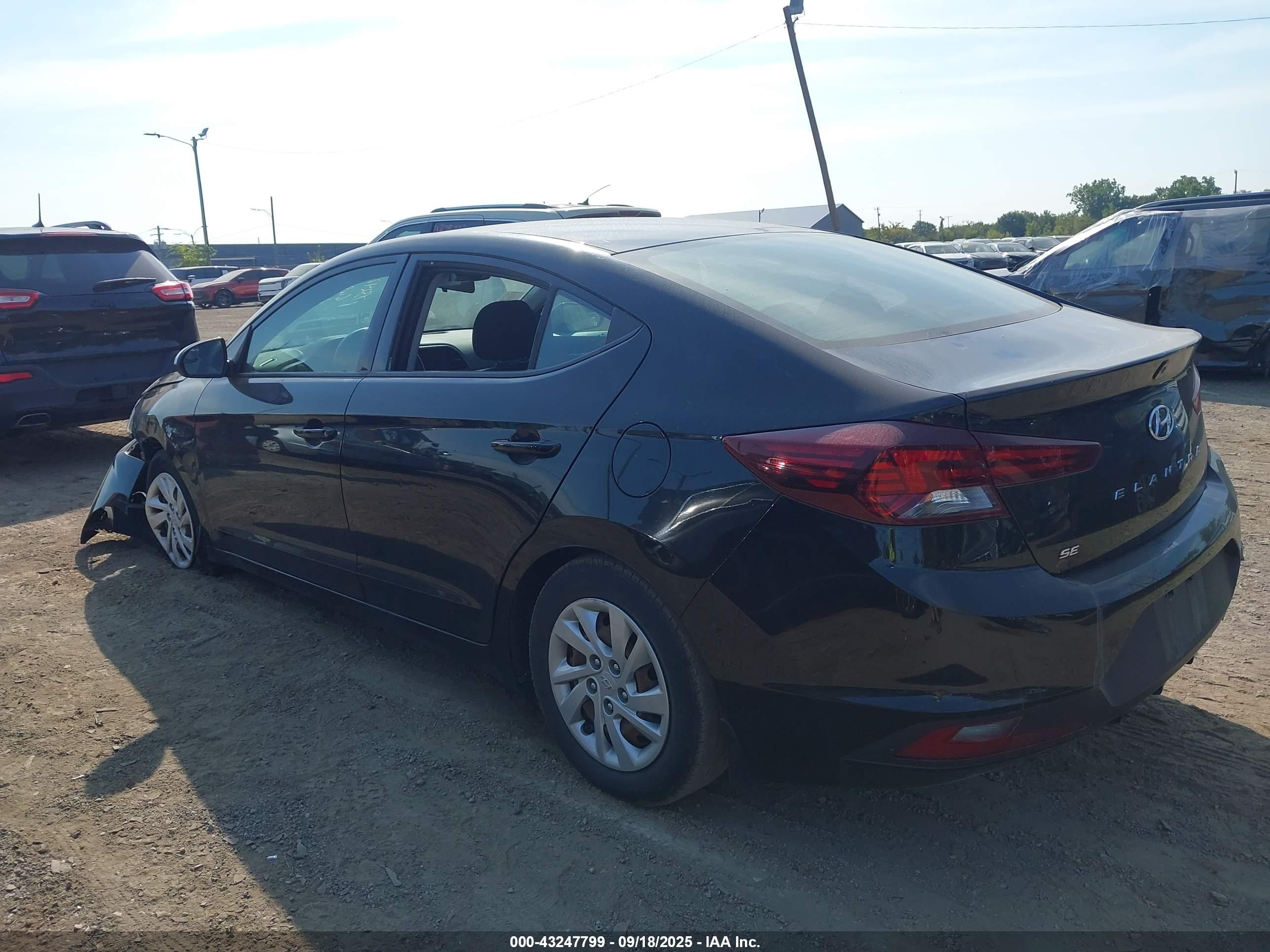 HYUNDAI ELANTRA image 3