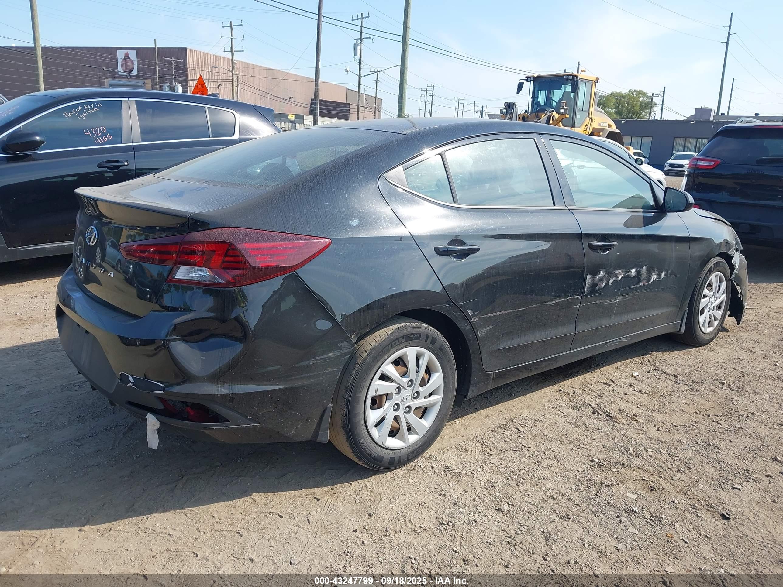 HYUNDAI ELANTRA image 4
