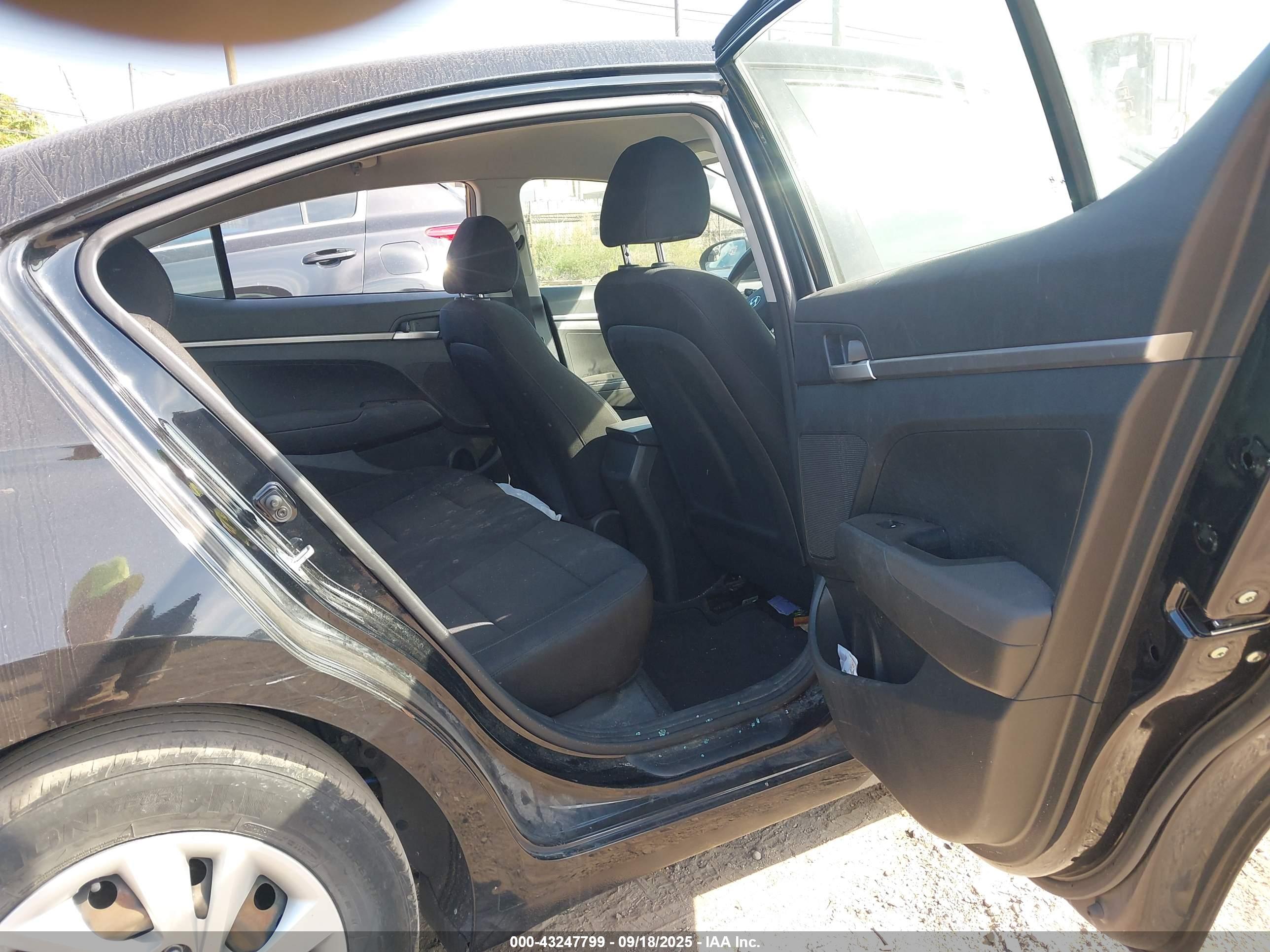 HYUNDAI ELANTRA image 8