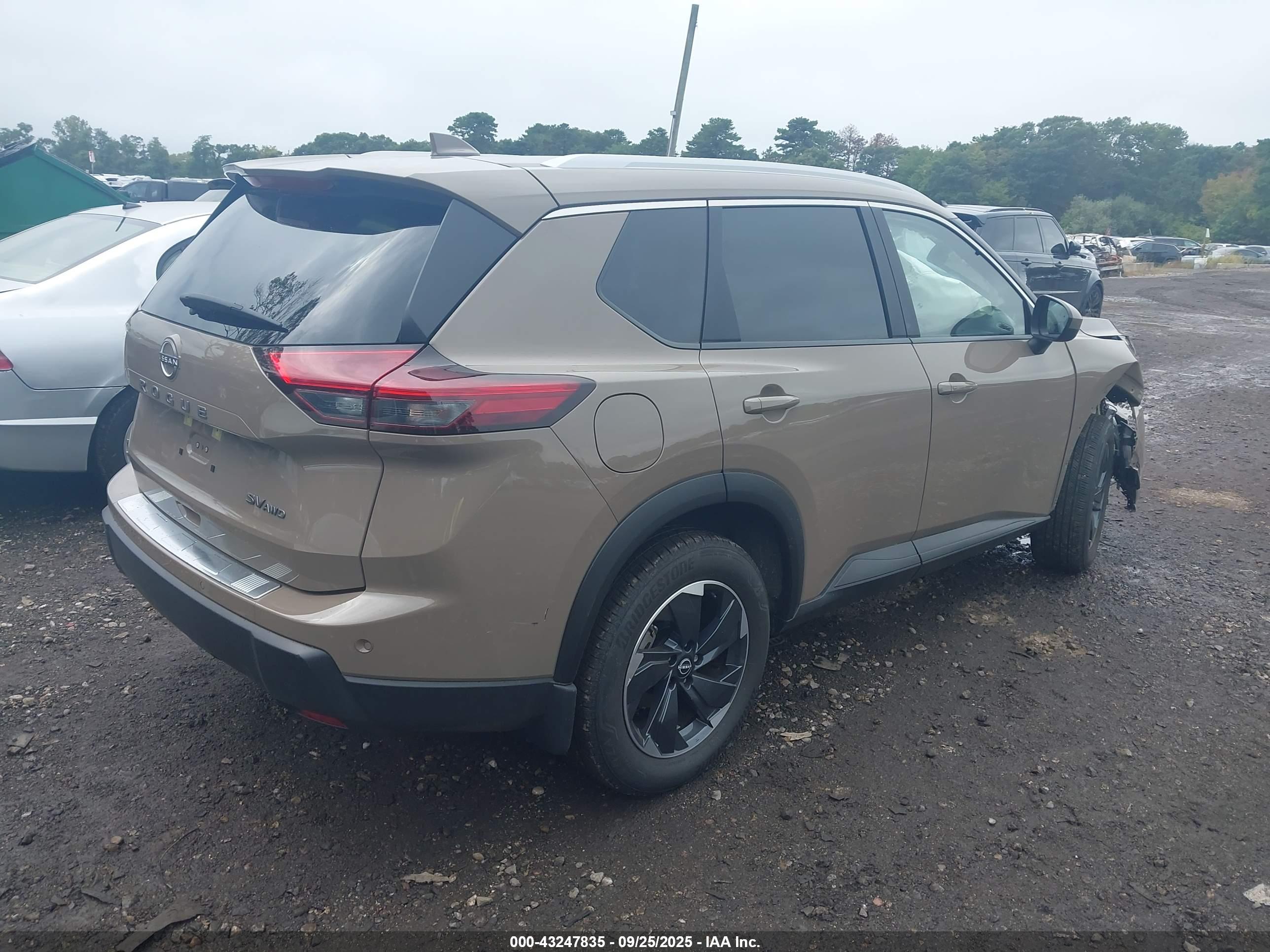 NISSAN ROGUE image 4