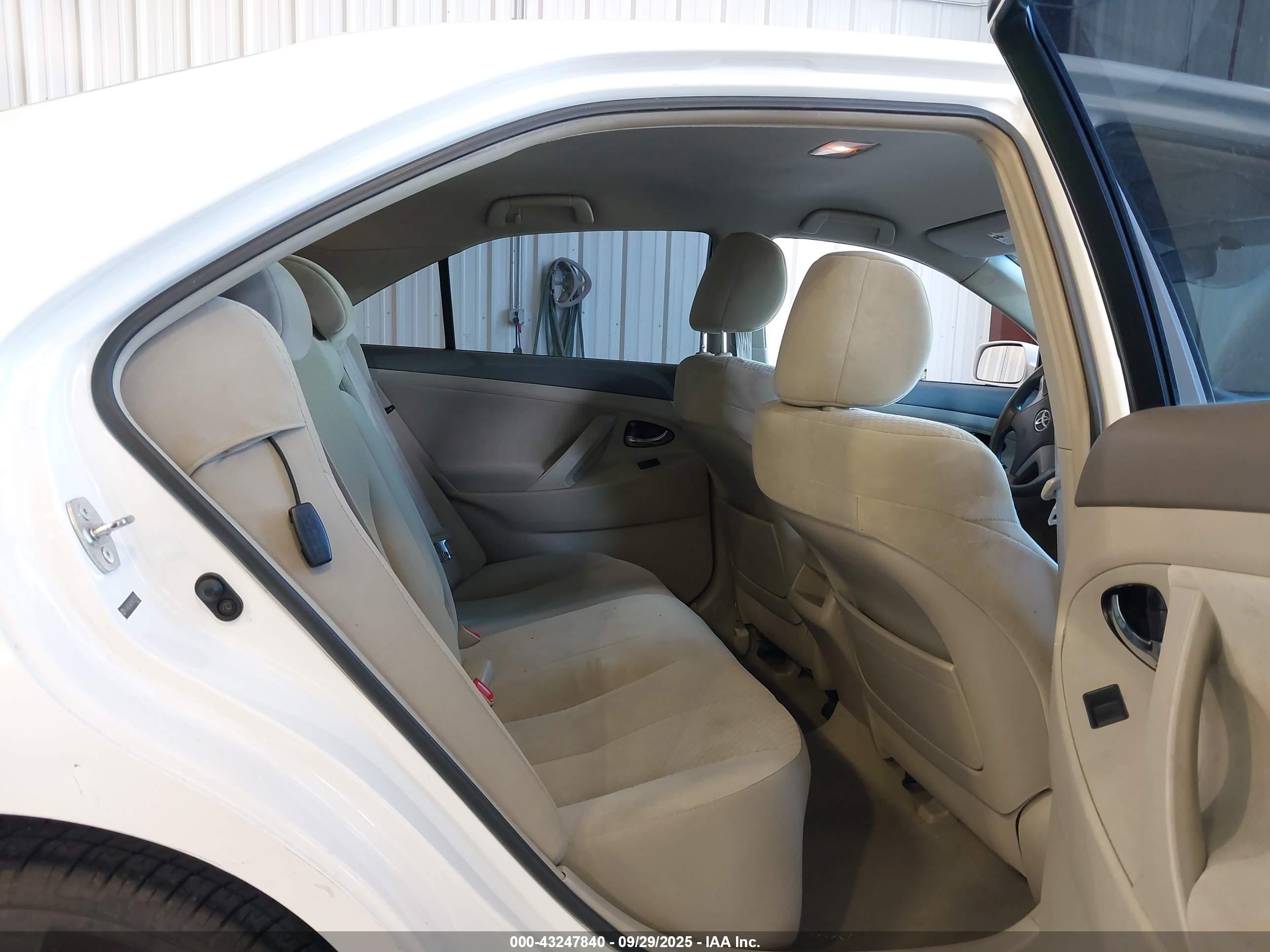 TOYOTA CAMRY image 8