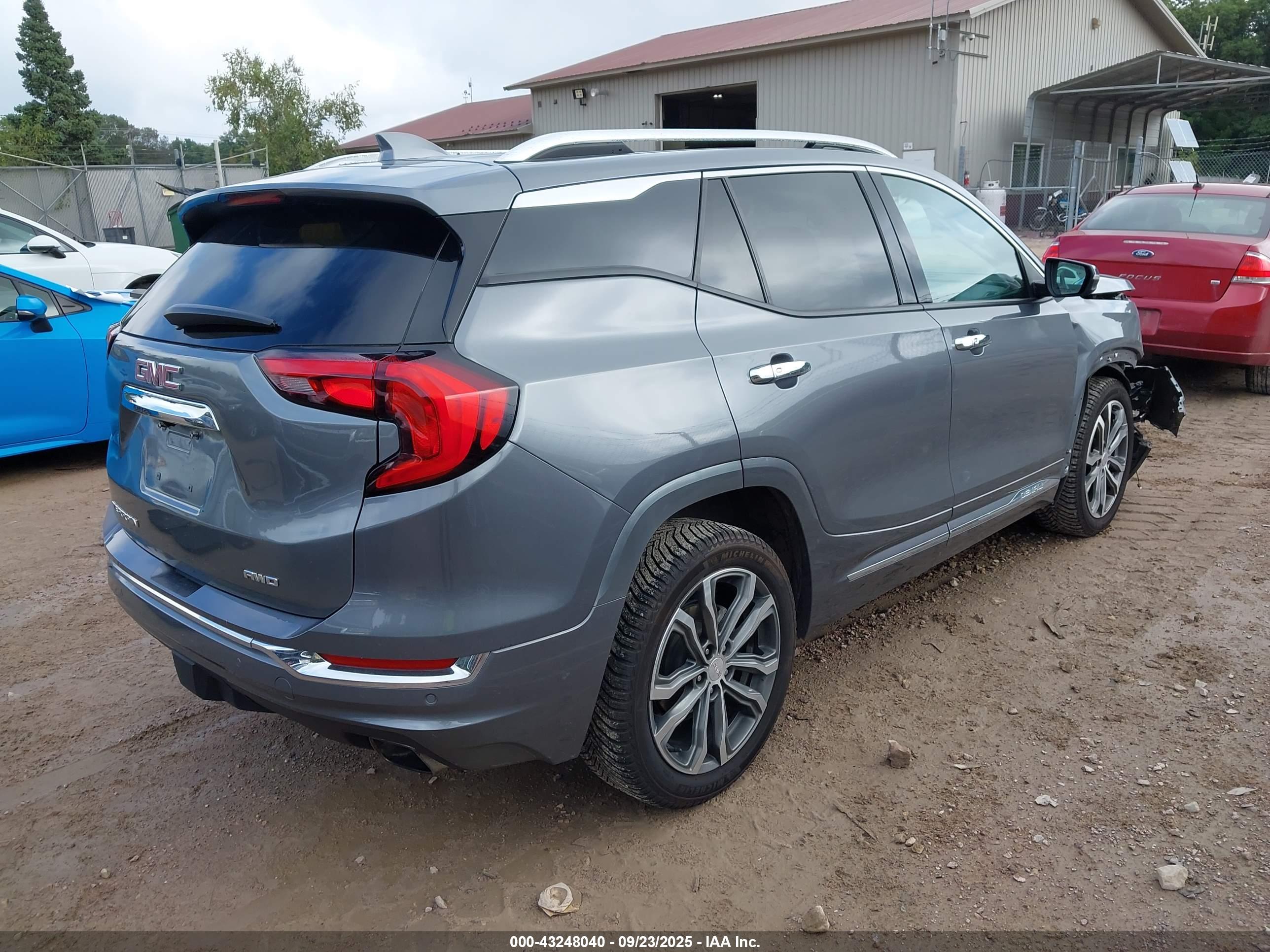 GMC TERRAIN image 4