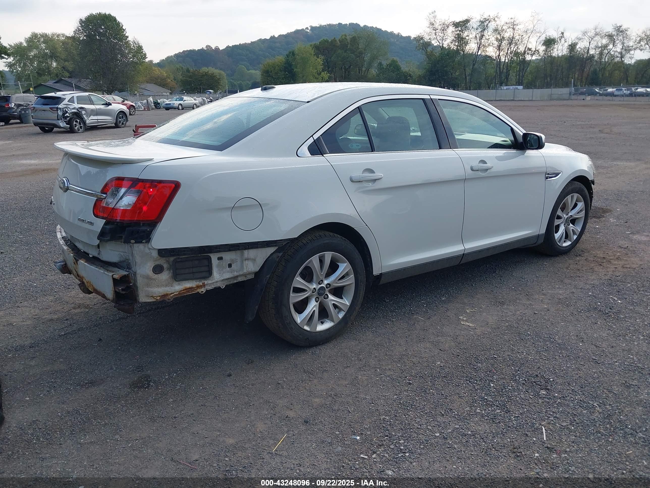 FORD TAURUS image 4