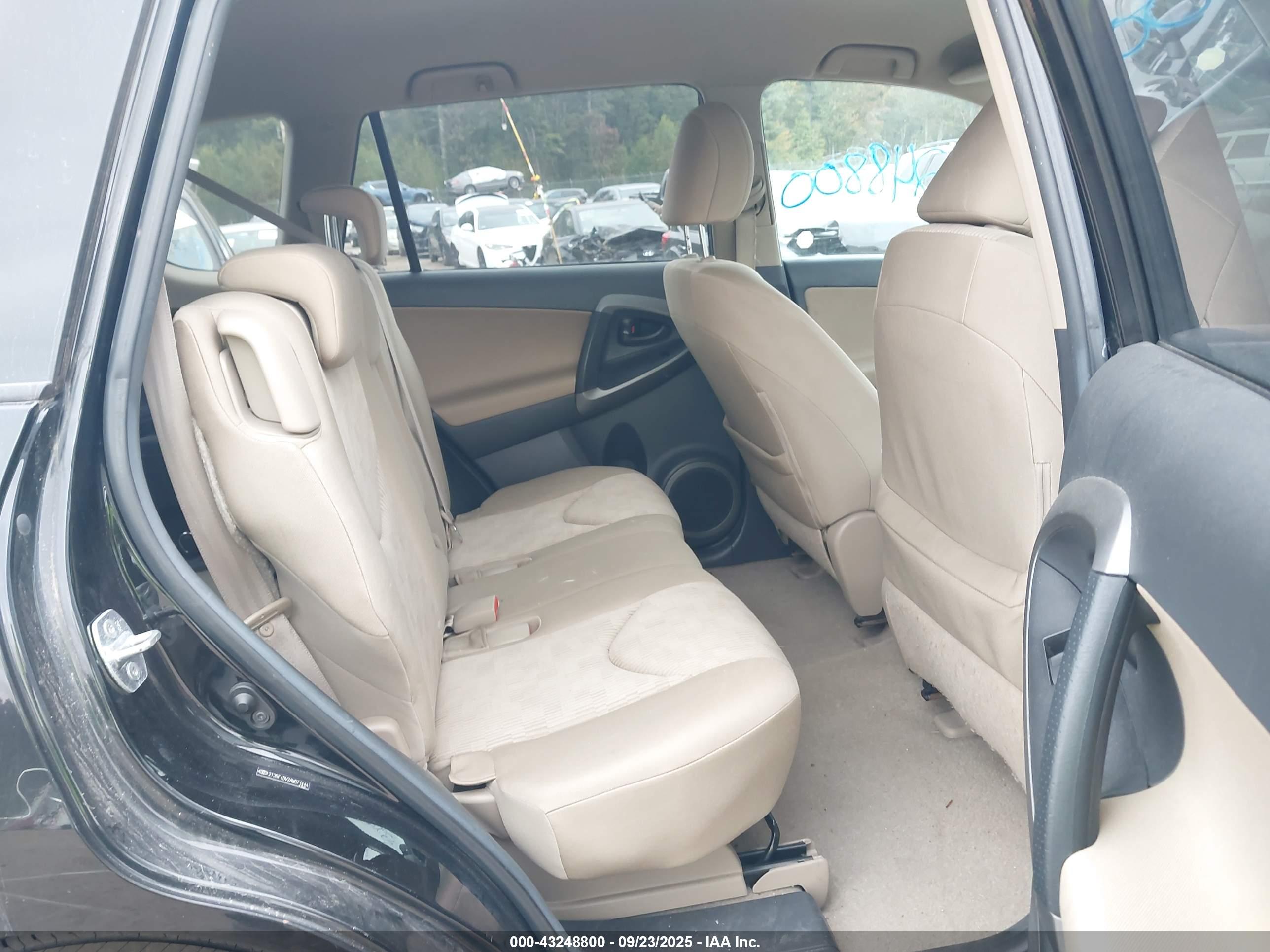 TOYOTA RAV4 image 8