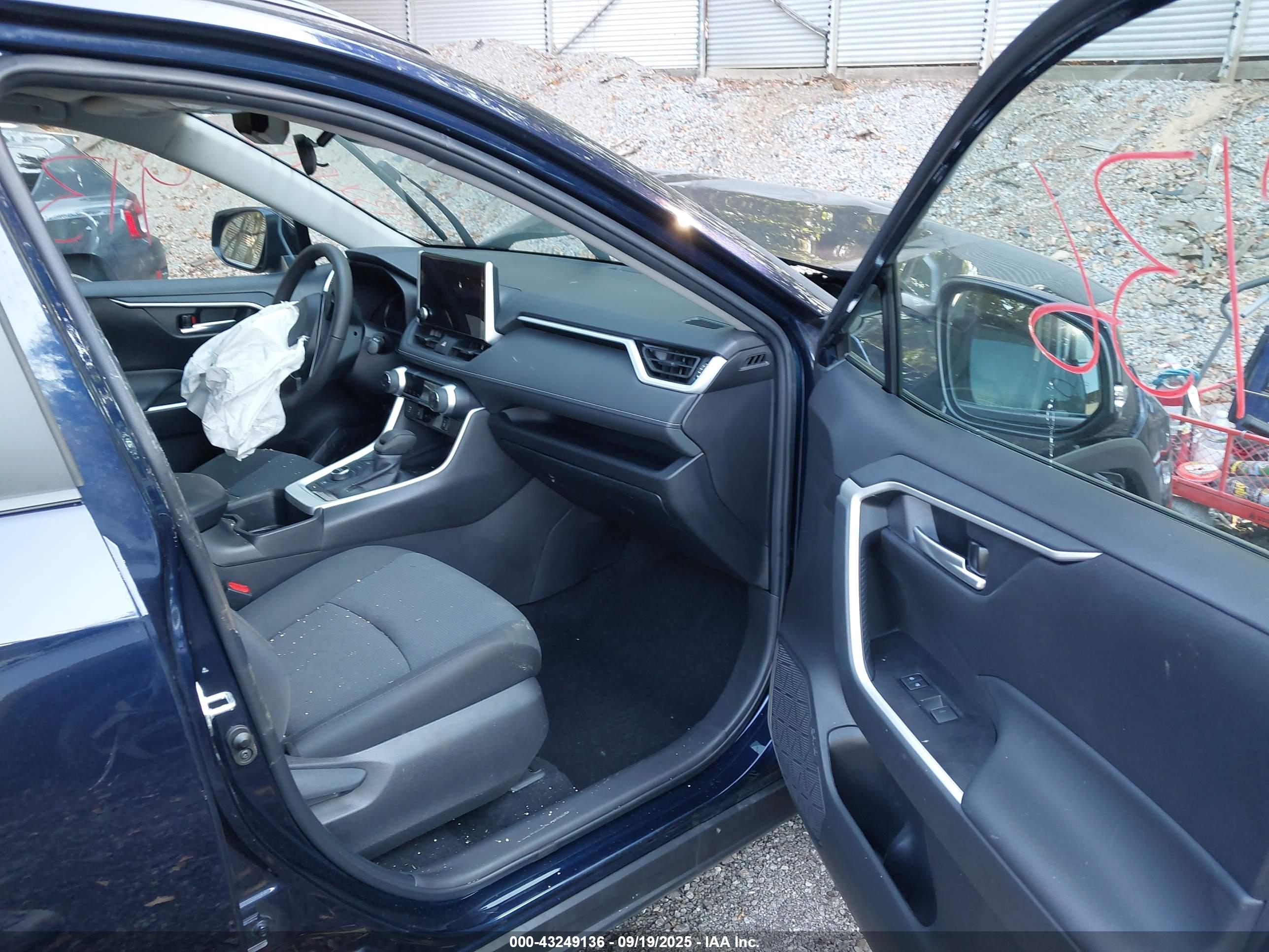 TOYOTA RAV4 image 5