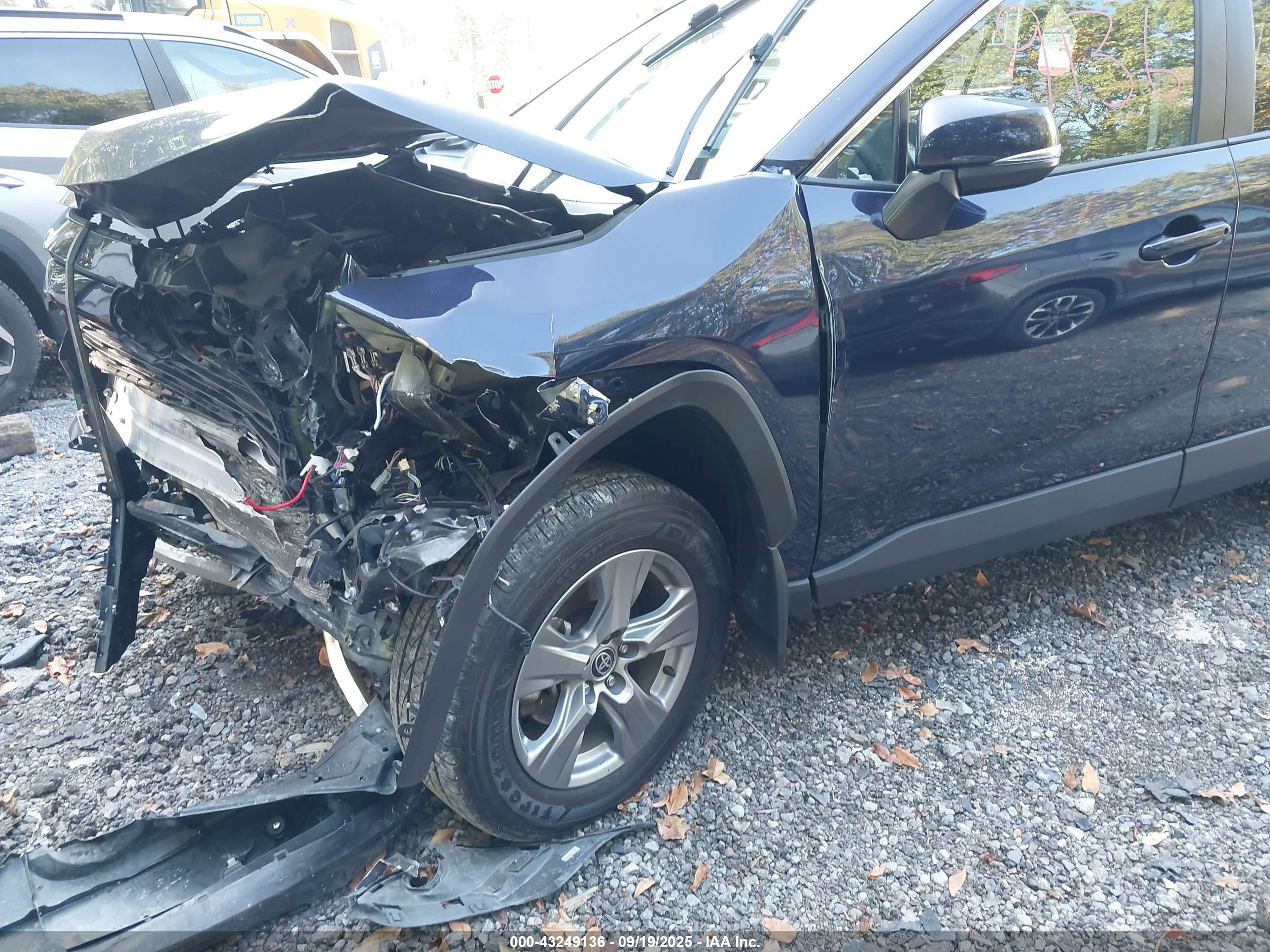 TOYOTA RAV4 image 6