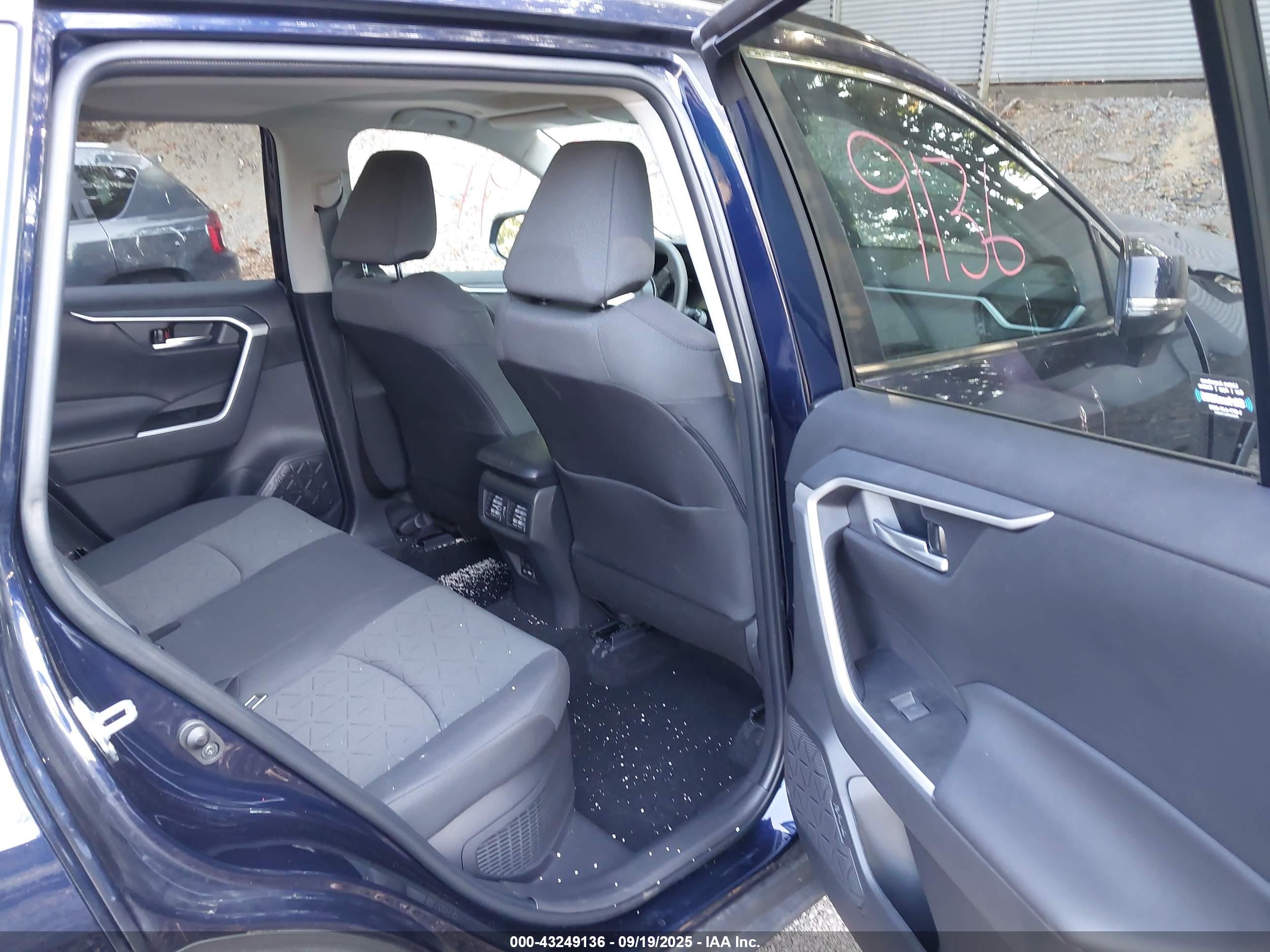TOYOTA RAV4 image 8