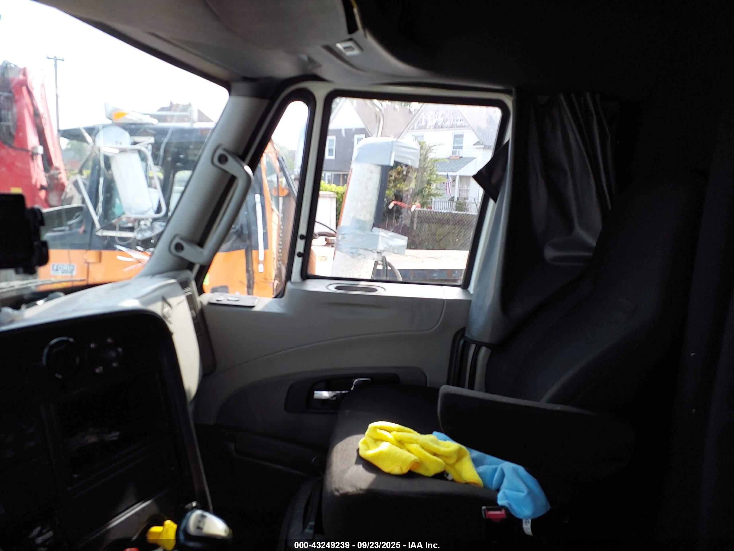 INTERNATIONAL PROSTAR image 8