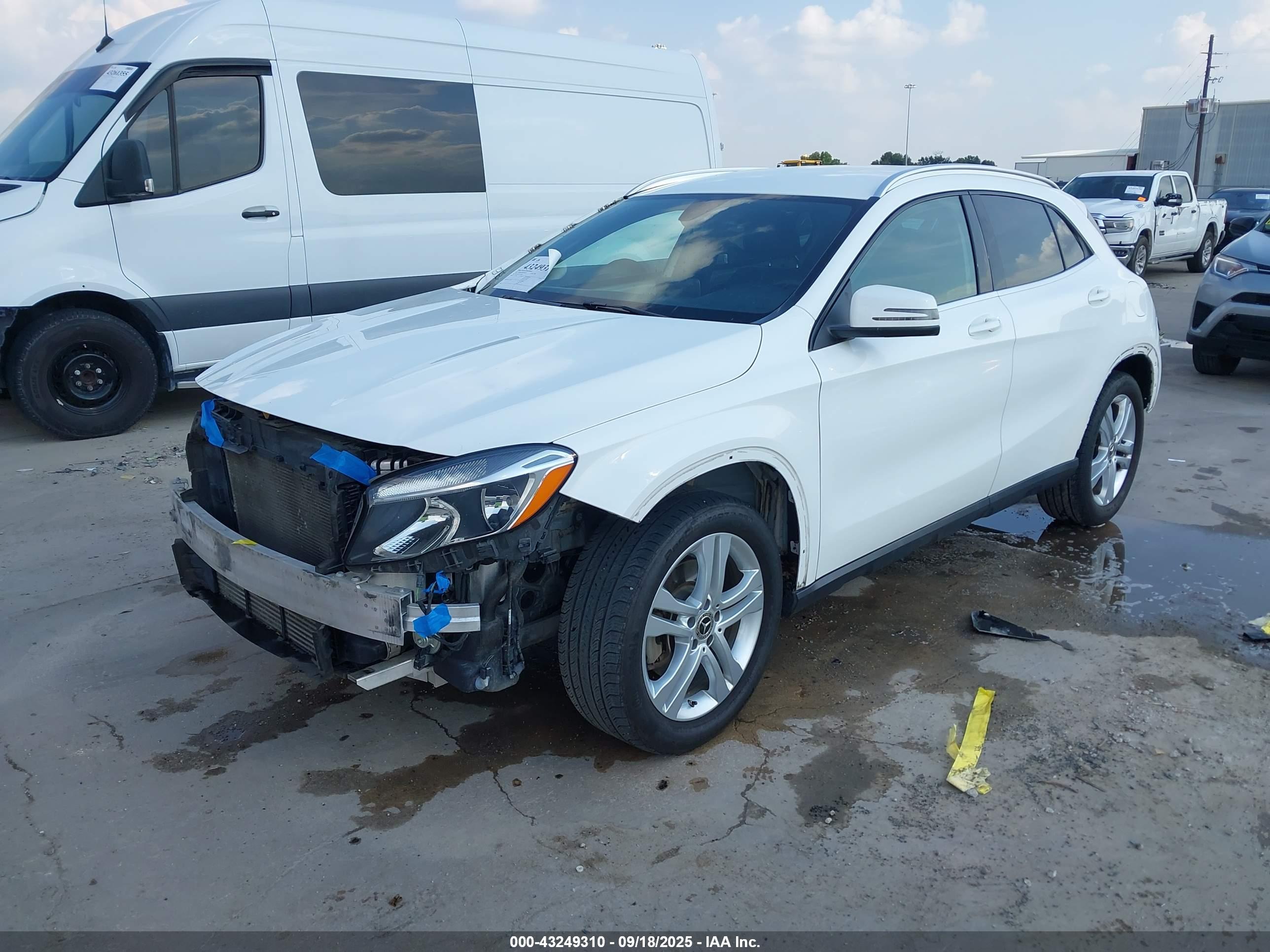 MERCEDES-BENZ GLA image 2