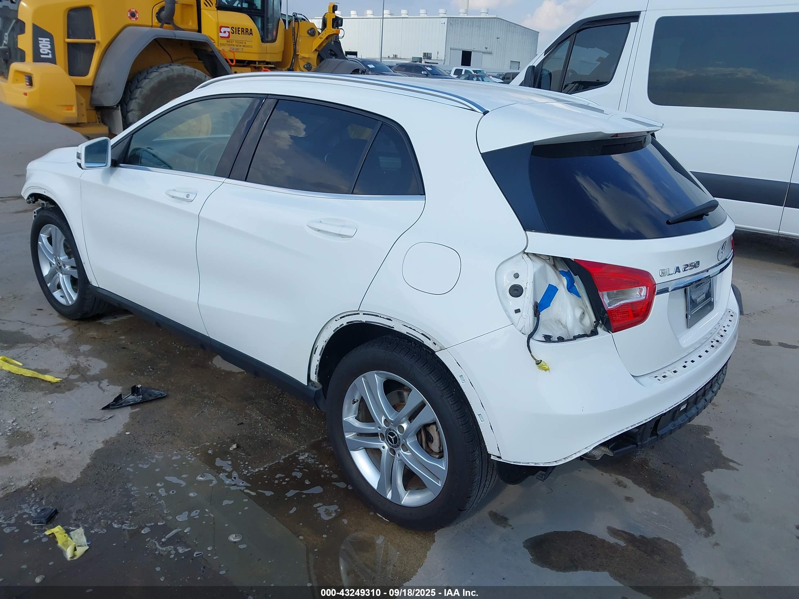 MERCEDES-BENZ GLA image 3