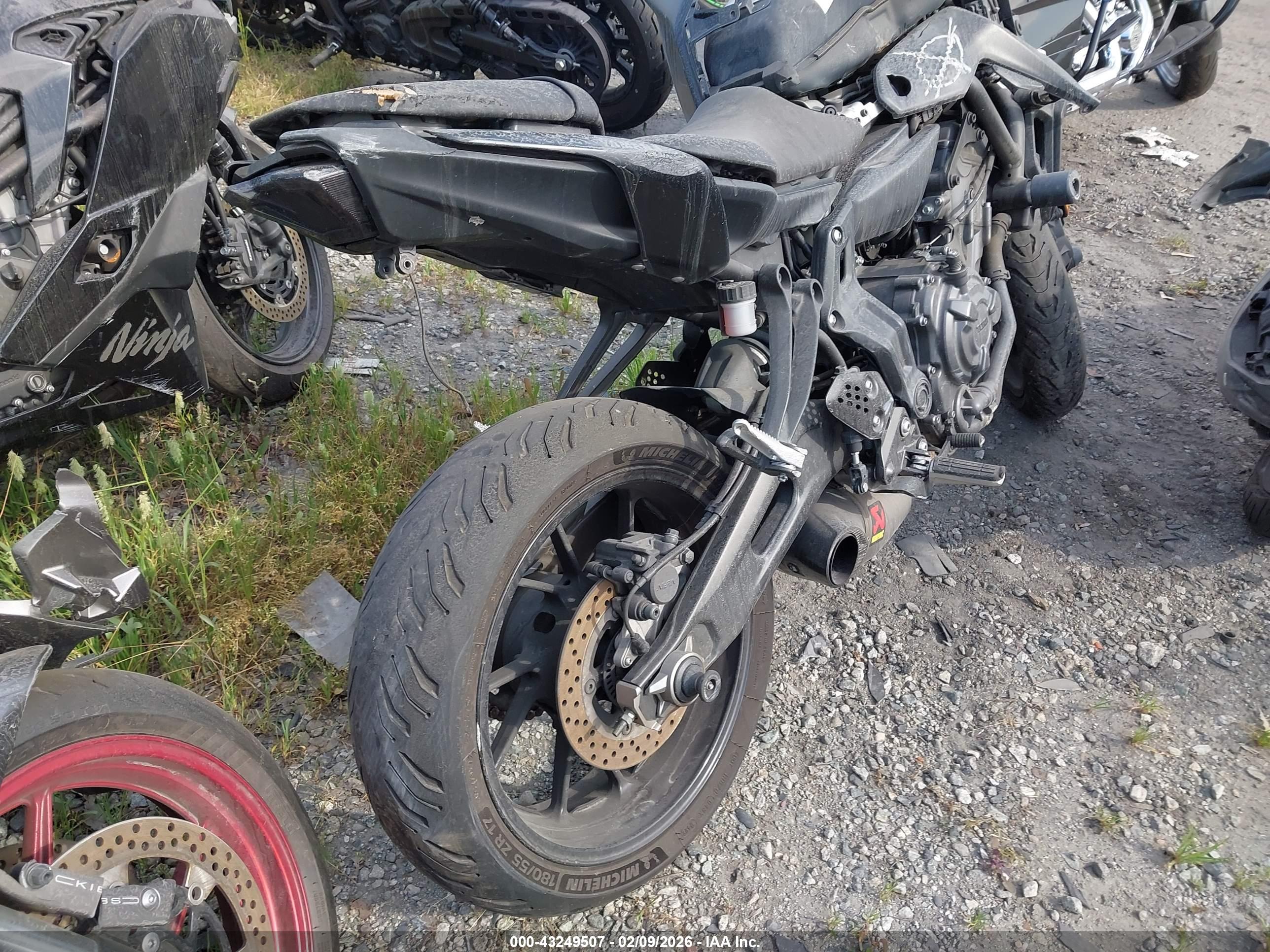 YAMAHA MT07 image 4