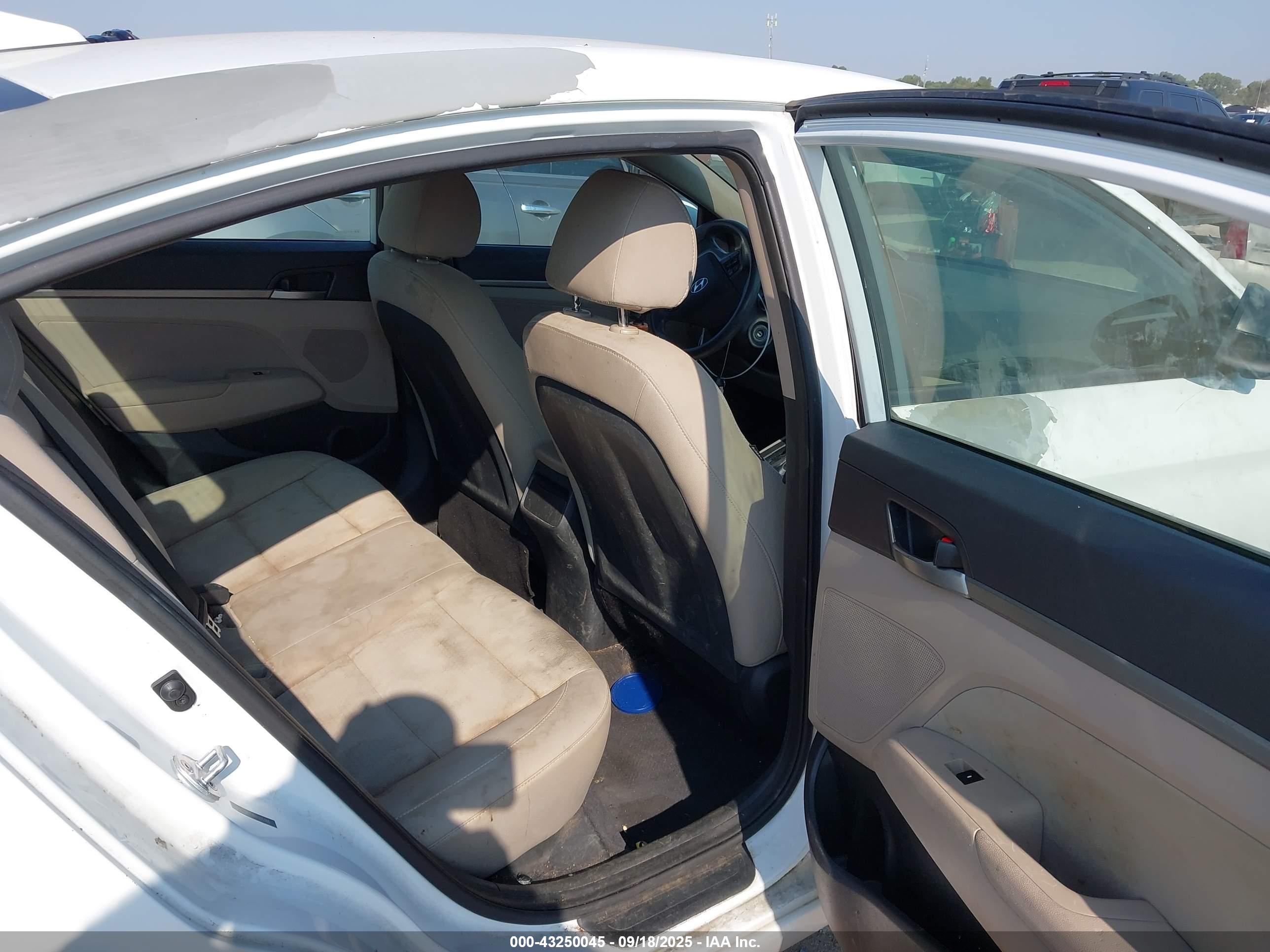 HYUNDAI ELANTRA image 8